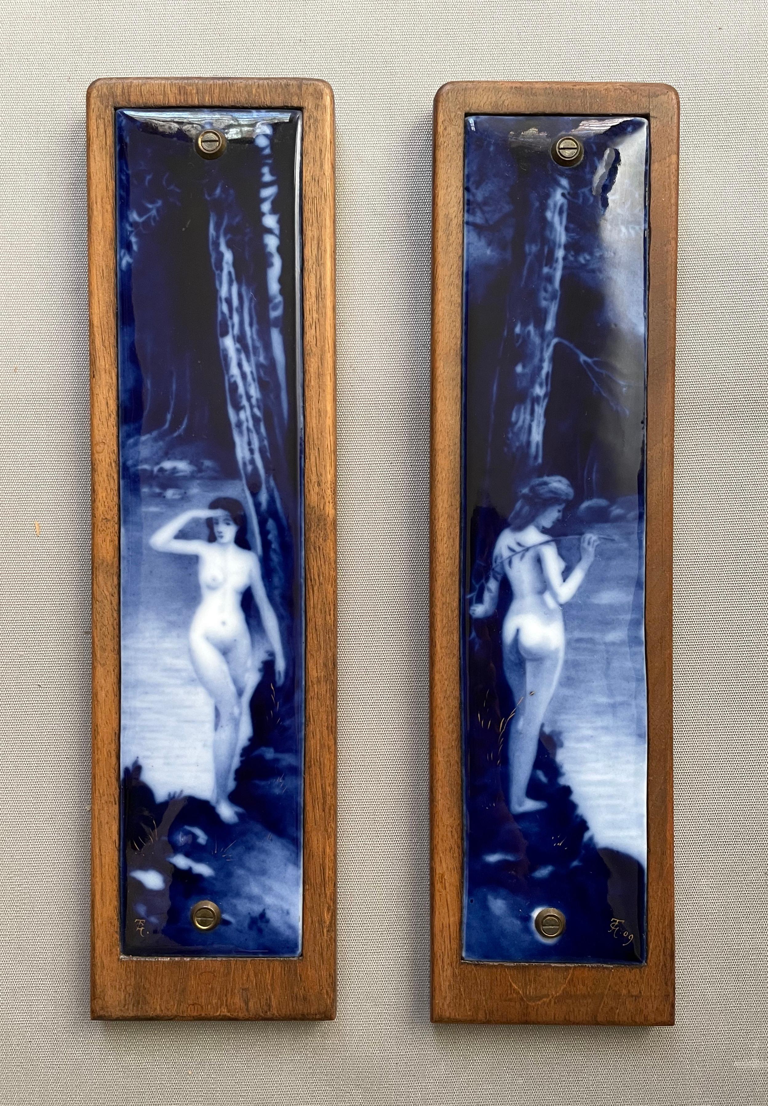 Dos platos de porcelana esmaltada, escuela simbolista, monograma, 1909 - Art de Unknown