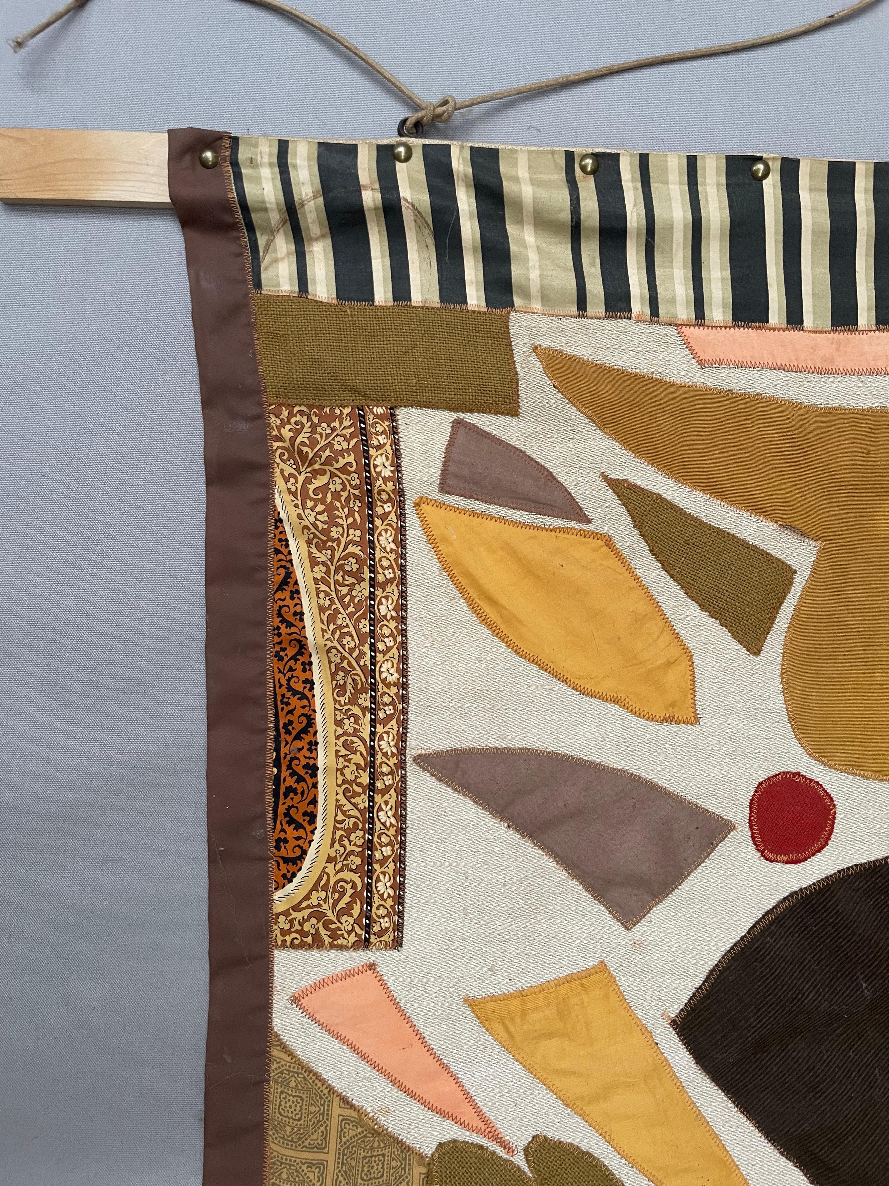 Wall hanging, patchwork.  
Very small holes, small dirt.  
The wooden stick at the top is new.  
135 x 84 cm.