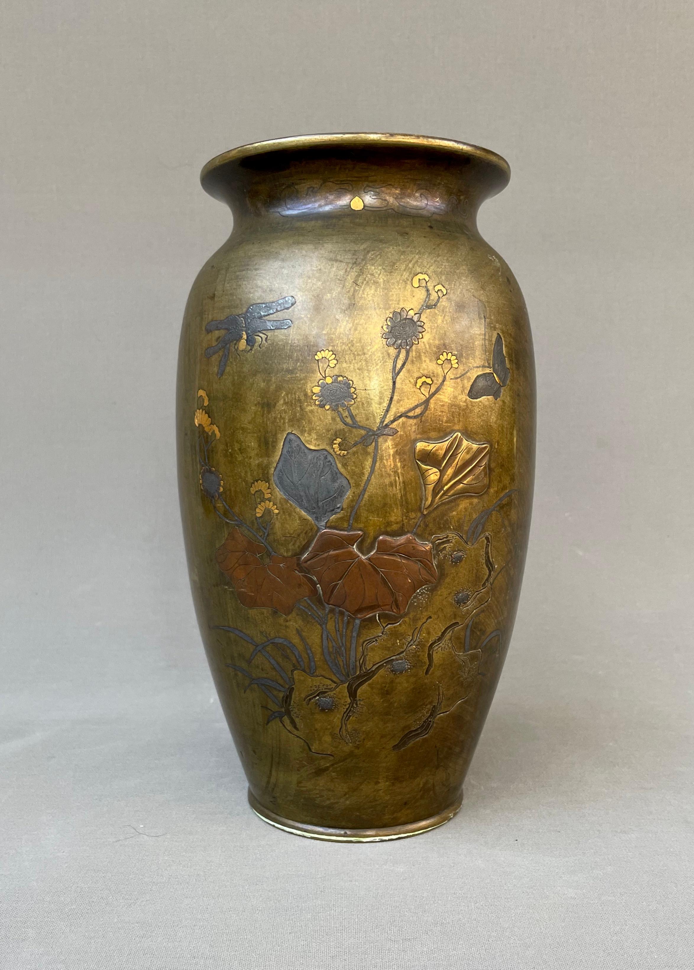 Japon, vase en bronze décoré de paysages, d'oiseaux et d'insectes, période Meiji en vente 1