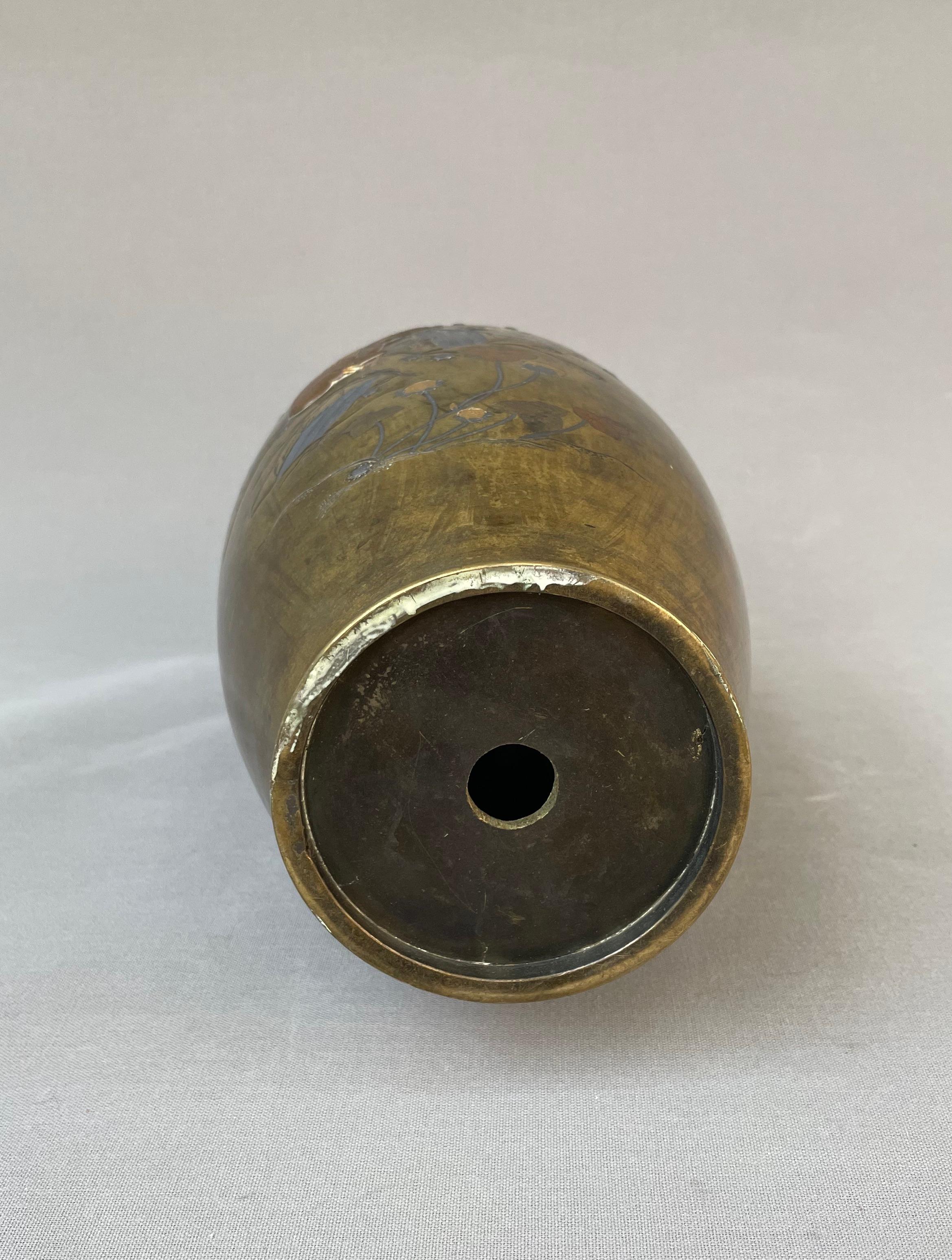 Japon, vase en bronze décoré de paysages, d'oiseaux et d'insectes, période Meiji en vente 4