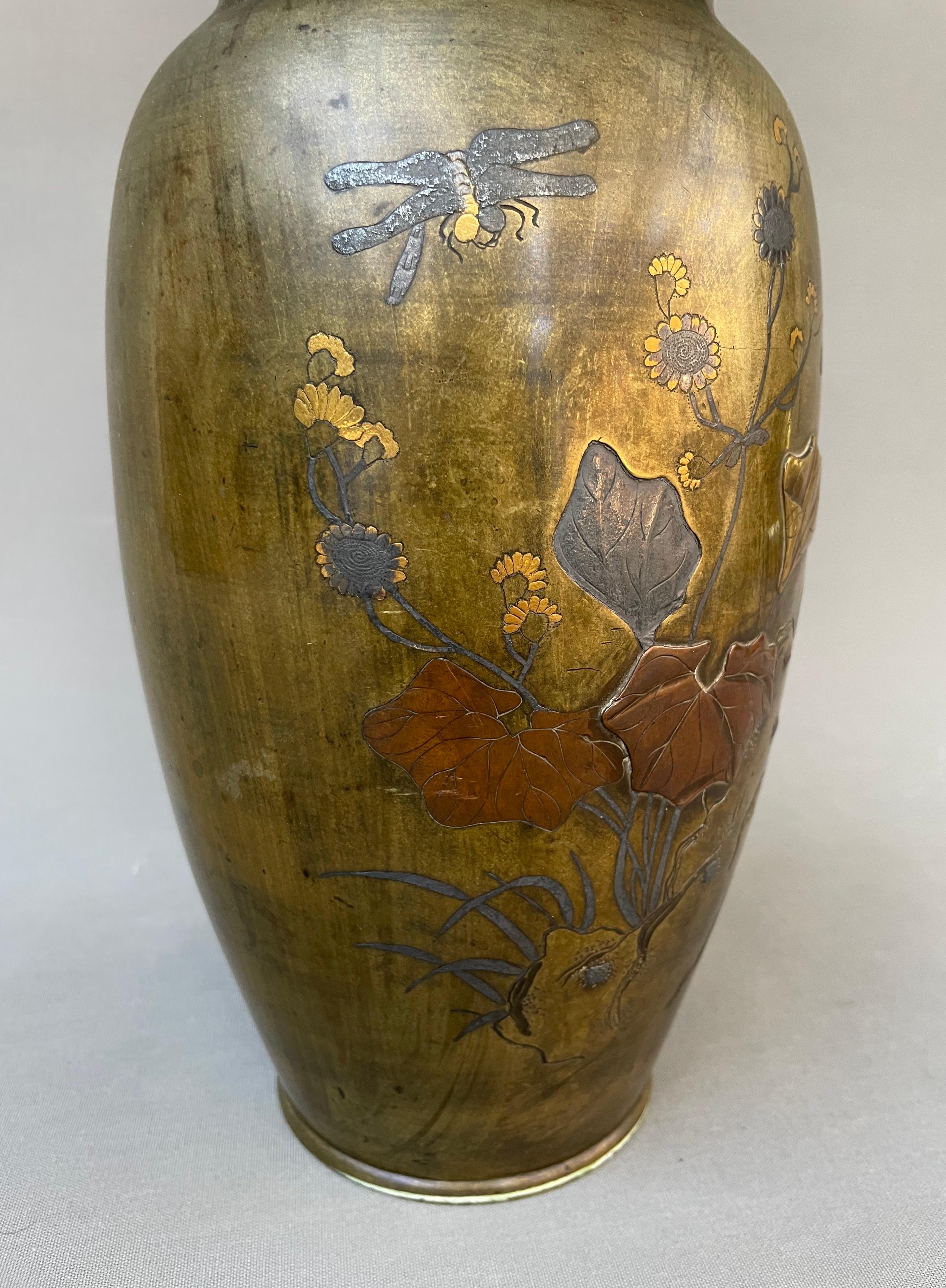 Japon, vase en bronze décoré de paysages, d'oiseaux et d'insectes, période Meiji en vente 2