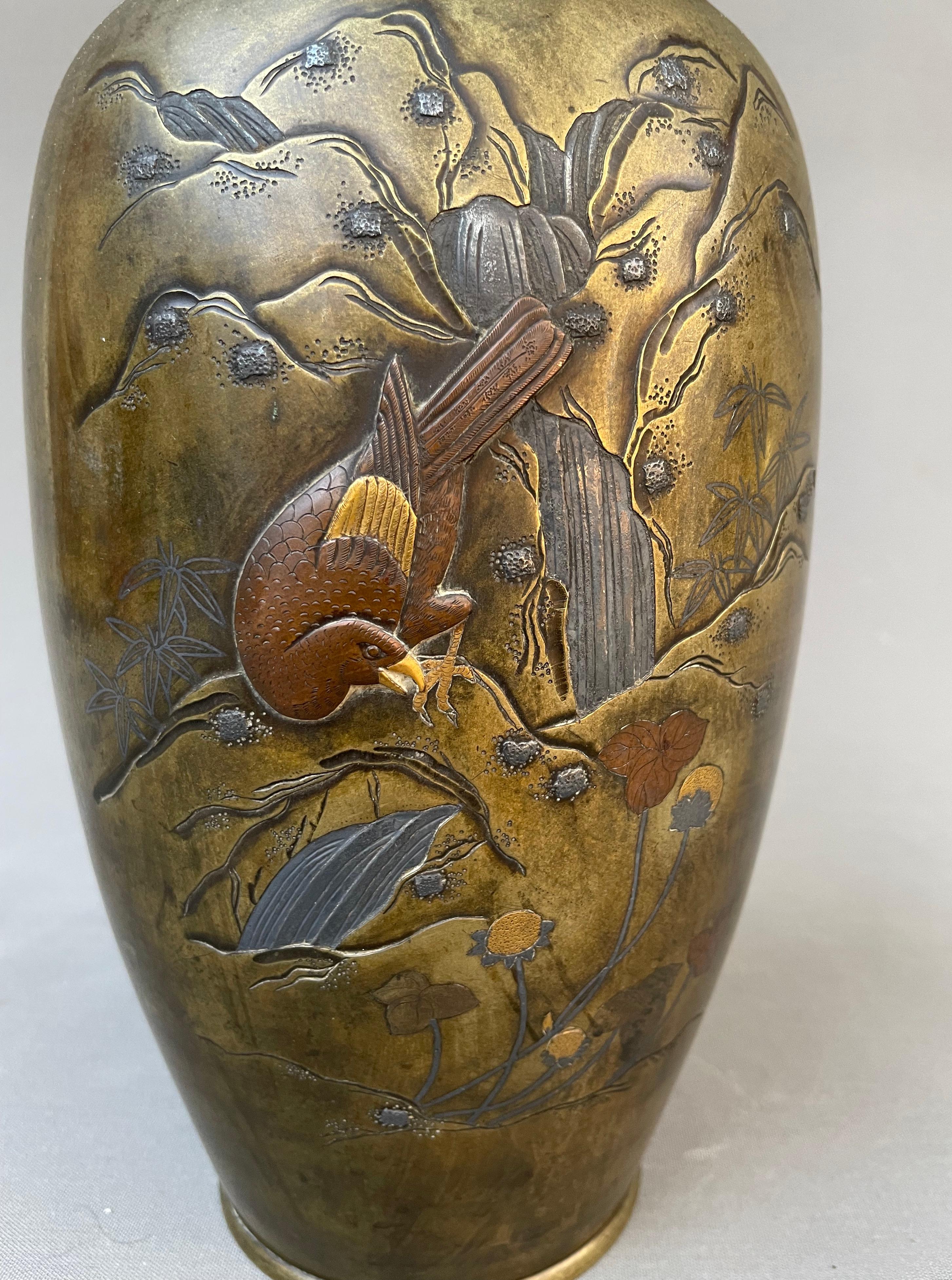 Japon, vase en bronze décoré de paysages, d'oiseaux et d'insectes, période Meiji en vente 3