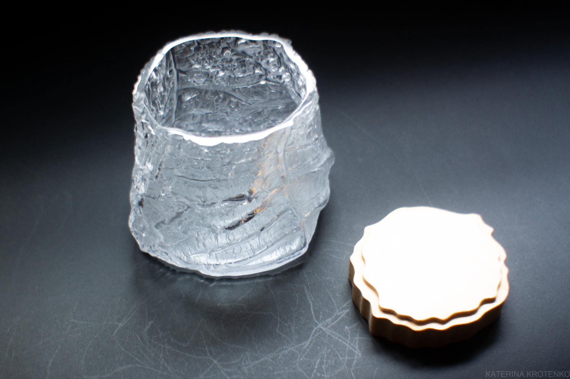 Glasschatzkammer, Band IX Nr. 10, dampfend transluzent

Drago ist eine skulpturale Glasware, die das Konzept einer Schatzkammer erforscht.  die Kraft eines Gefäßes, den Wert von persönlich wertvollen Bestandteilen oder materiellen Einheiten von