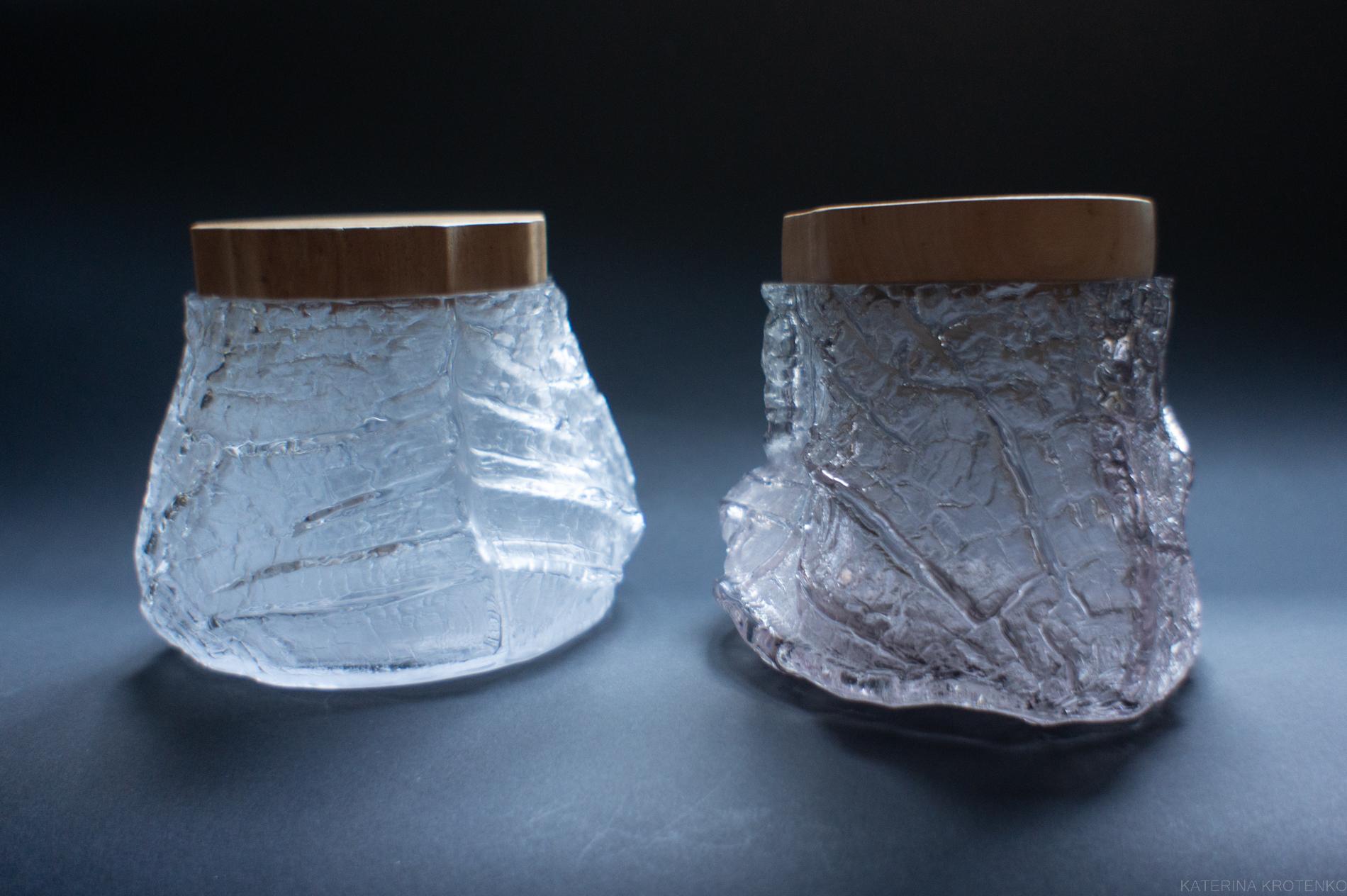 Glasschatzkammer, Band IX Nr. 13, rauchgrau mit Holzdeckel

Drago ist eine skulpturale Glasware, die das Konzept einer Schatzkammer erforscht.  die Kraft eines Gefäßes, den Wert persönlich wertvoller natürlicher Bestandteile oder materieller