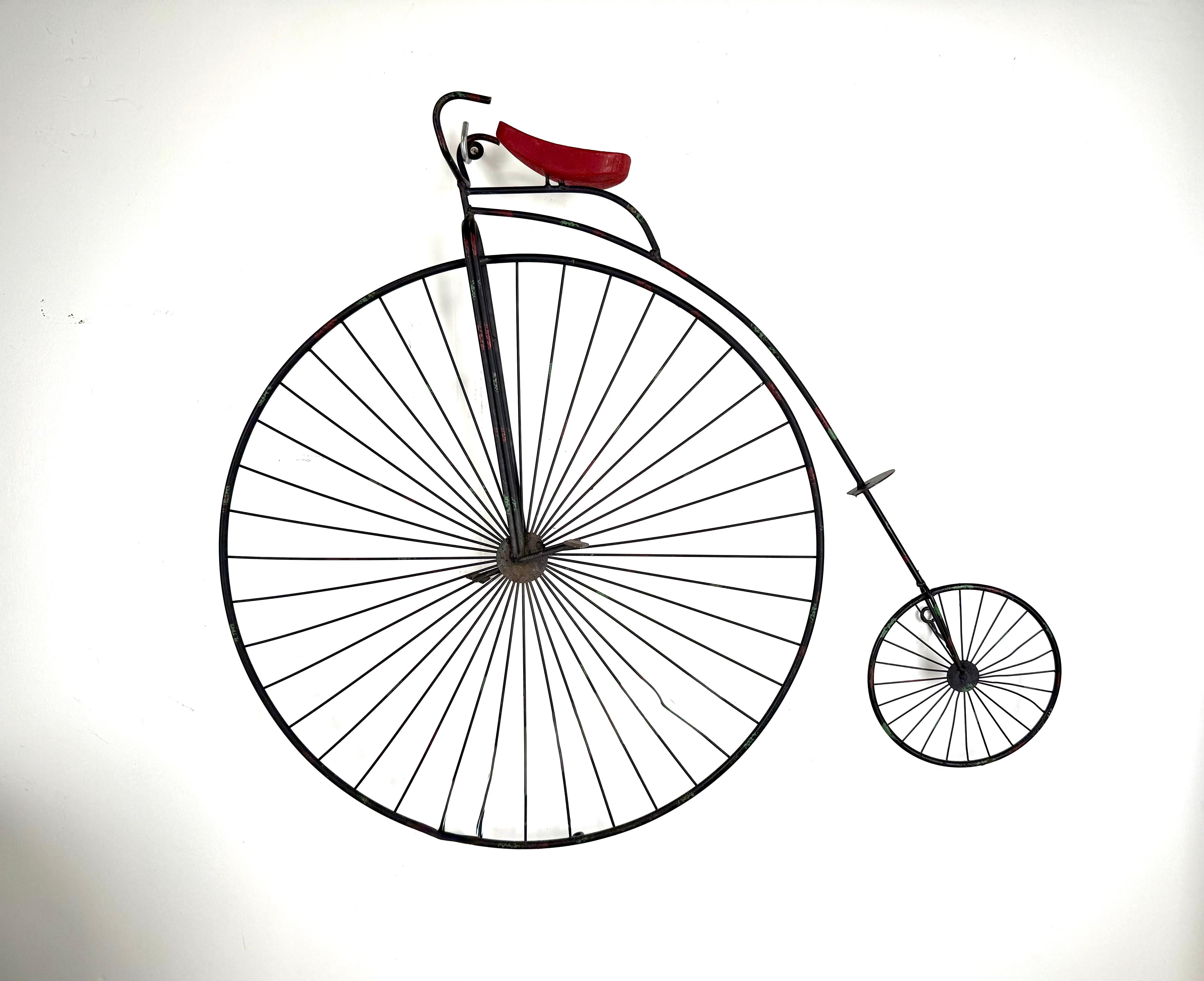 
Cette sculpture en fer de la bicyclette à grande roue de Curtis Jere est un mélange exquis d'art et de nostalgie, capturant l'essence de l'innovation du 19e siècle dans le domaine des transports. La pièce est méticuleusement fabriquée en fer et