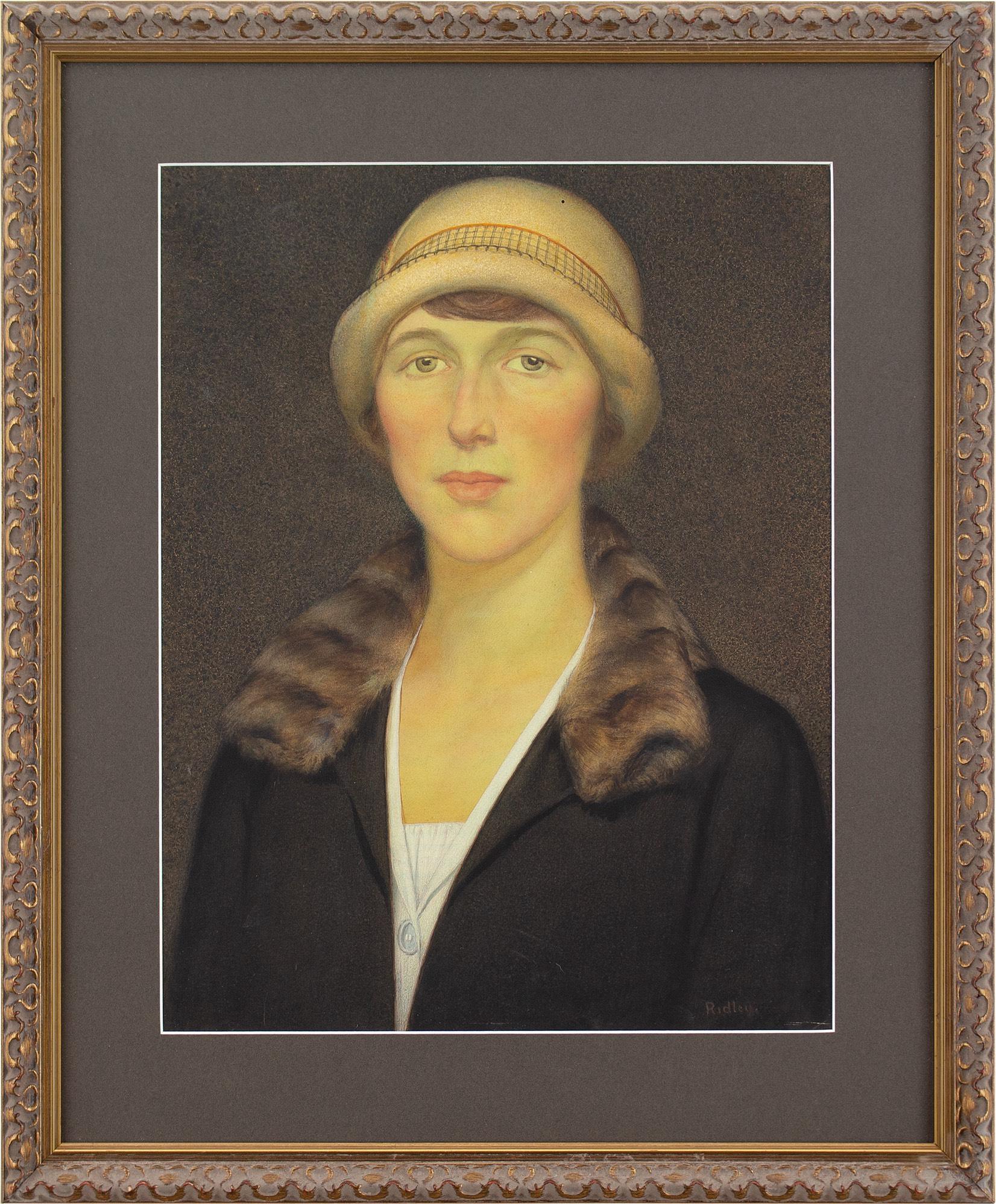 Dieses stilvolle Porträt des englischen Künstlers Edward Ridley (1883-1946) aus den 1920er Jahren zeigt eine Frau, die einen Hut und einen Mantel mit Pelzkragen trägt. Es handelt sich um ein faszinierendes Werk, das während Ridleys Zeit als Leiter