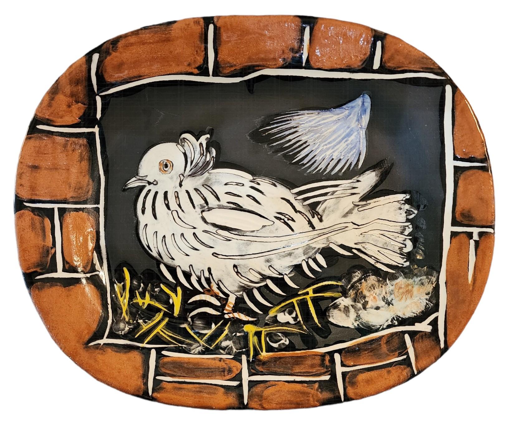 Pablo Picasso (espagnol, 1881-1973)

Colombe à la lucarne, 1949

Estampillé, marqué et numéroté Madoura Plein Feu/Edition Picasso/ 80/200/ Edition Picasso/Madoura (en dessous)

Assiette en céramique en faïence blanche, partiellement gravée, avec