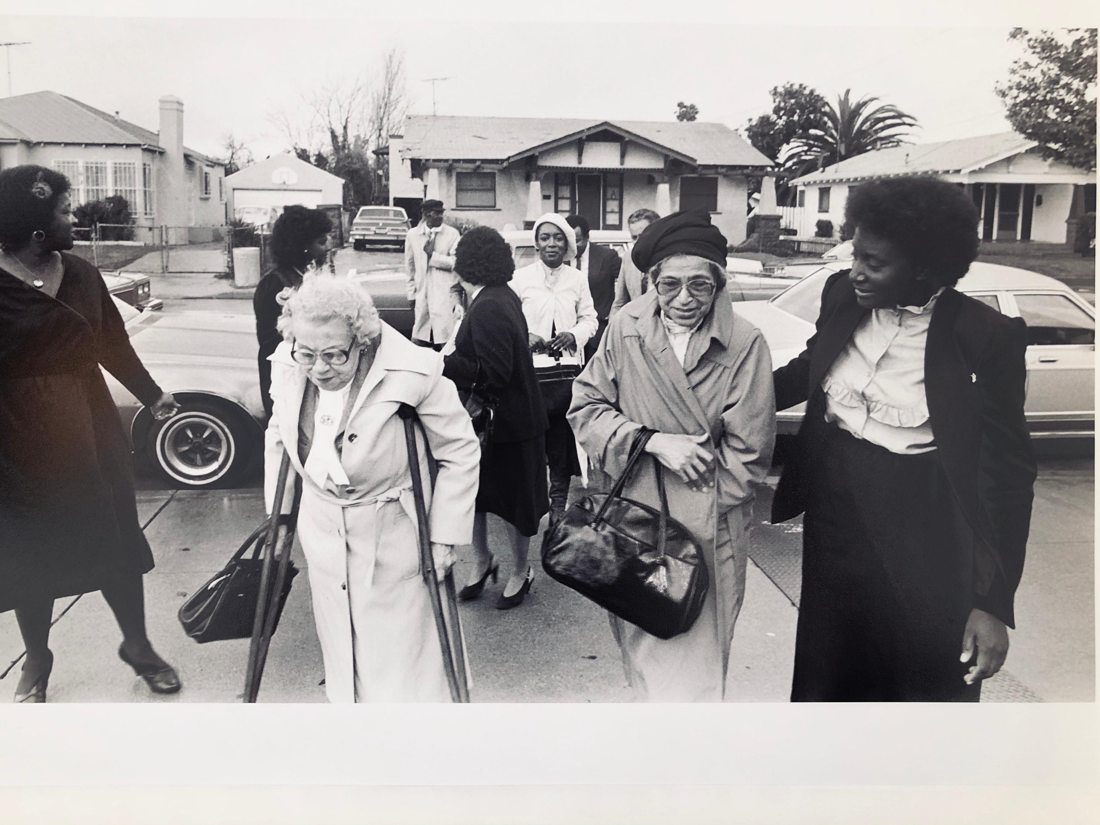 Guy Crowder Portrait Print – Icons & Menschen: Rosa Parks  & Lillian Rogers Parks in Compton Unified, LA