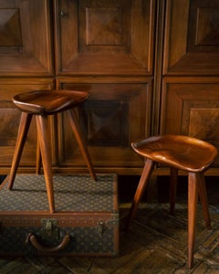 Par de taburetes daneses de estilo escultural, de caoba tallada, diseño de los años 60