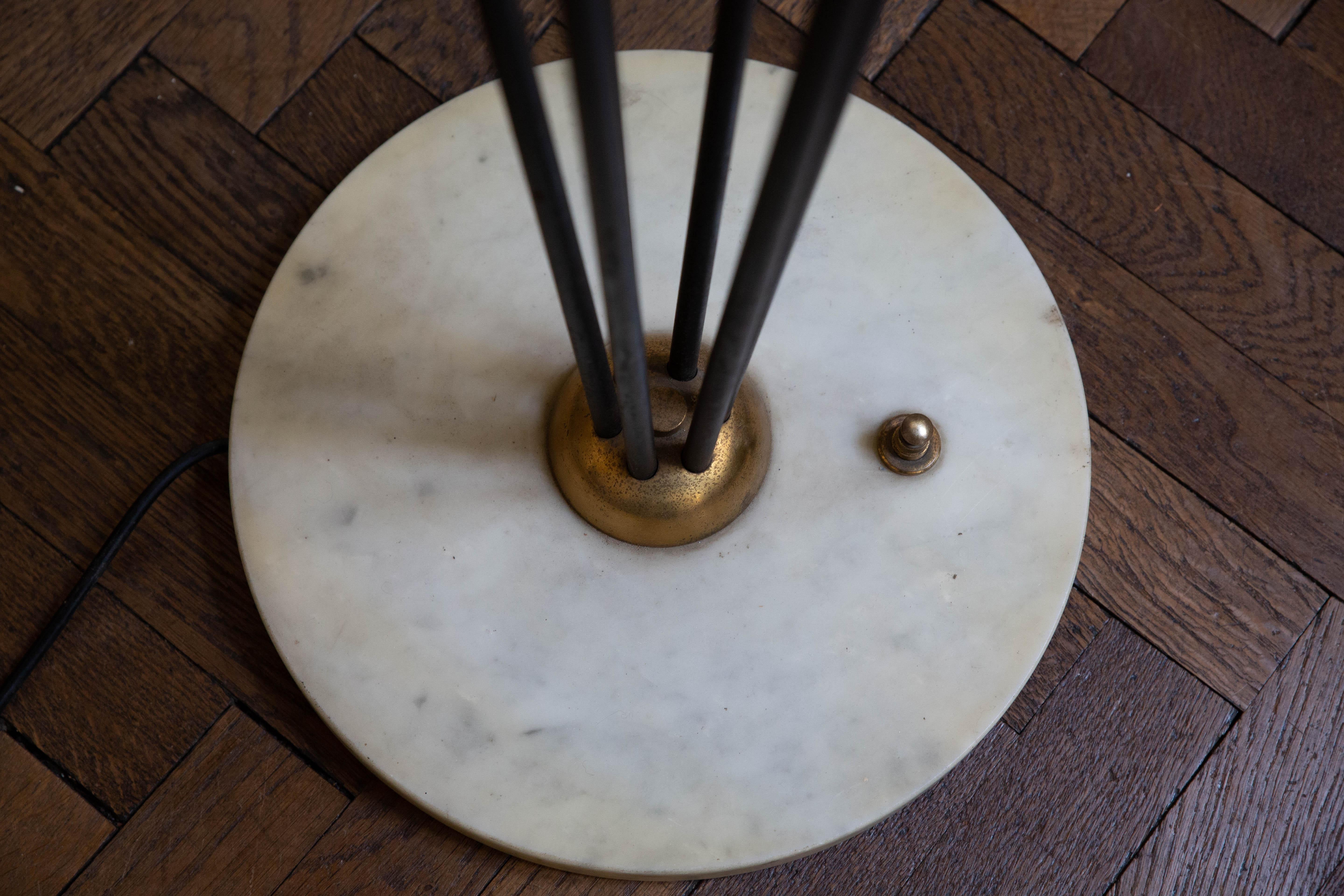 Stilnovo floorlamp. Italy 1950's. 
Excellent condition, very few signs of time, base in white marble and bowls in white glass, it has 3 lighting modes, the first turns on all the lights, the second turns on 3 lights and the third 2 lights, the