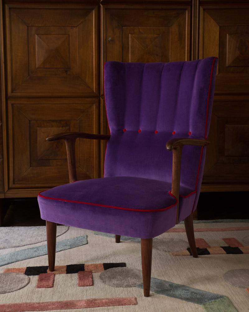 Sessel
Italien, 1940er Jahre
B 63 T 60 H 92 /35 cm
Die Struktur der Sessel ist aus edlem Holz, sehr schön und langlebig, während die Sitzfläche aus feinem violettem Samt gefertigt ist.