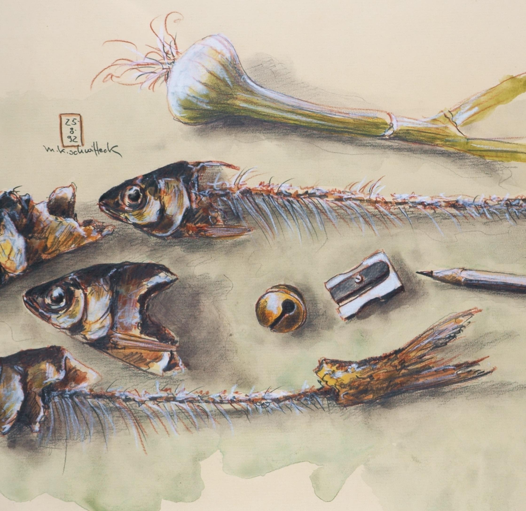 Stillleben mit Fischknochen und champagnerfarbenen Korken / - Hinter dem Stillleben – Art von Manfred K. Schwitteck