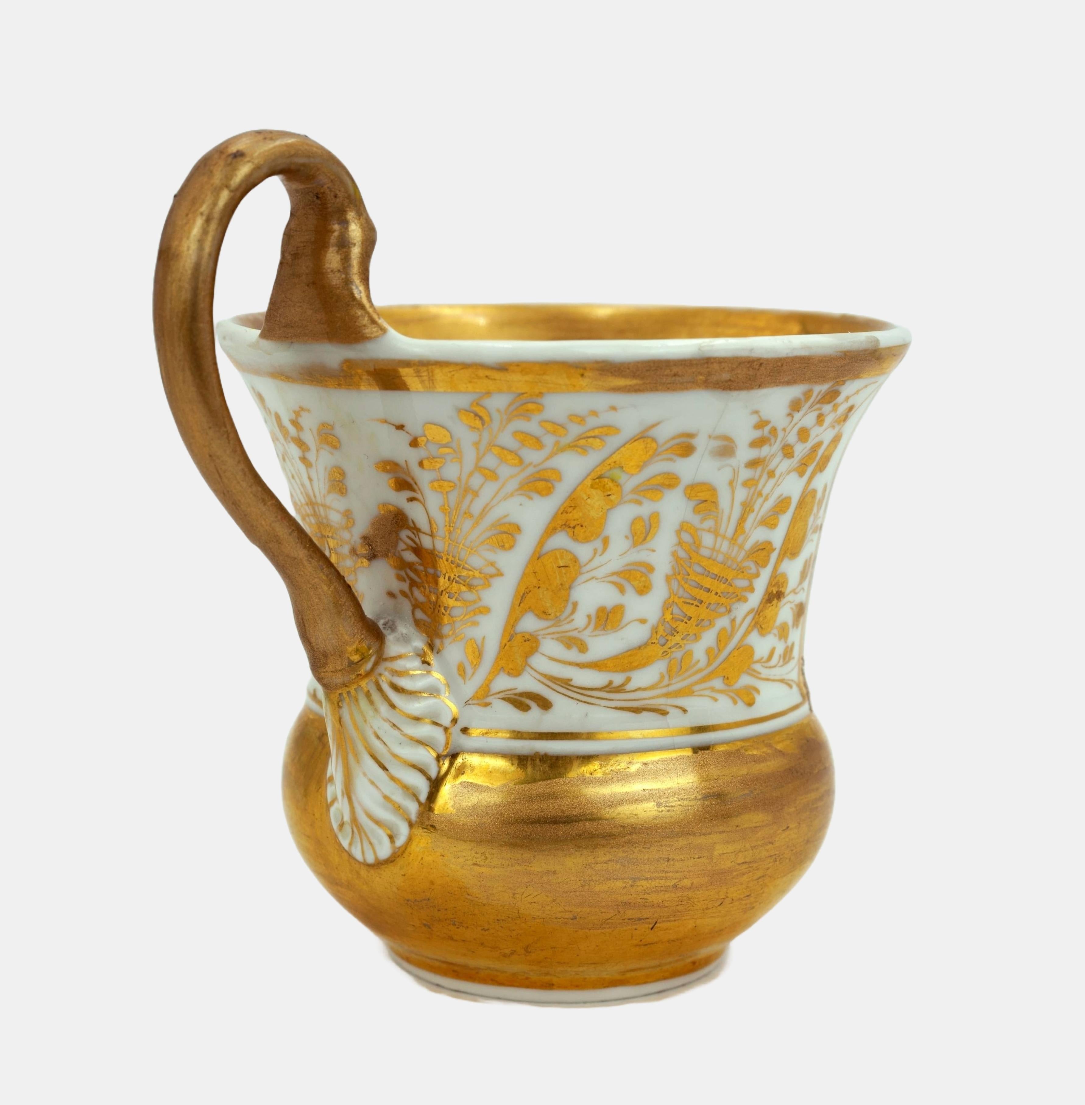 Königliche Porzellan-Manufaktur (KPM), Coupe à vue avec veduta berlinoise de l'Altes Museum, vers 1830. Coupe en forme de cloche avec anse surélevée se terminant par une palmette en coquillage. La face avant est ornée d'une peinture fine polychrome