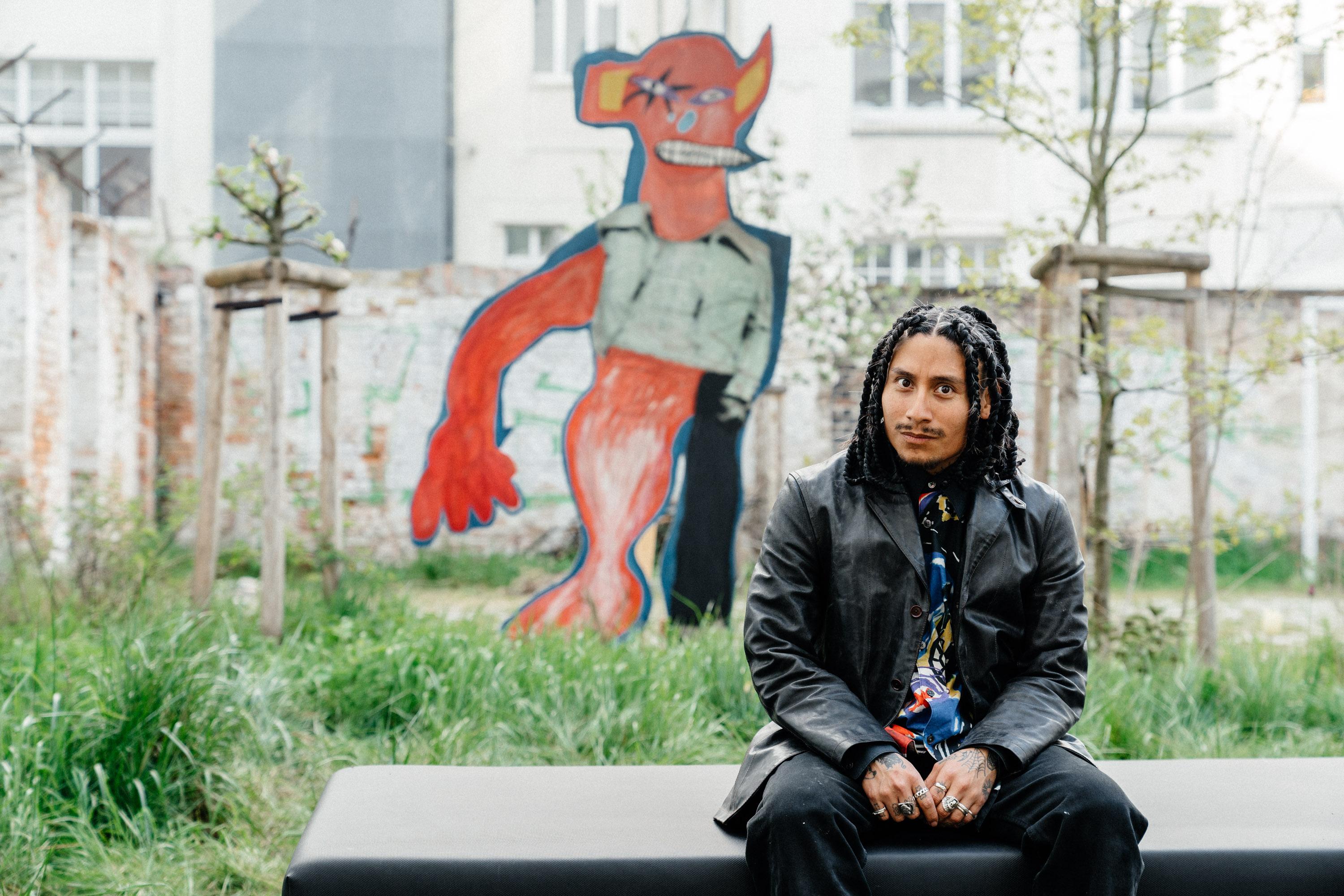 Hank aborda su práctica artística desde un lugar de historia personal y experiencias profundamente personales, junto con una exploración de la herencia cultural, la pertenencia y la mitología transformadora. Aunque a primera vista las referencias