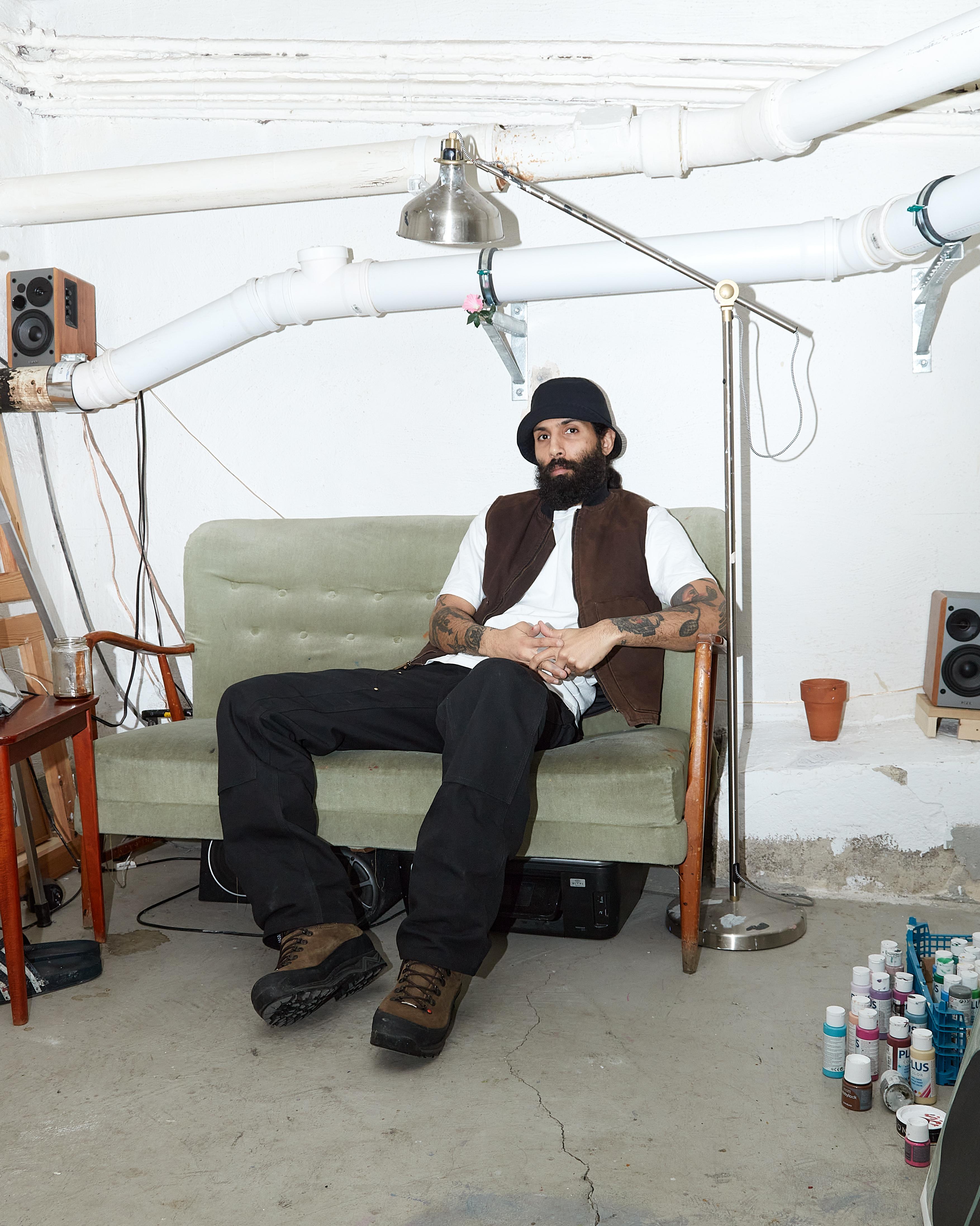 Sans titre 2 - Gris Figurative Art par Moley Talhaoui