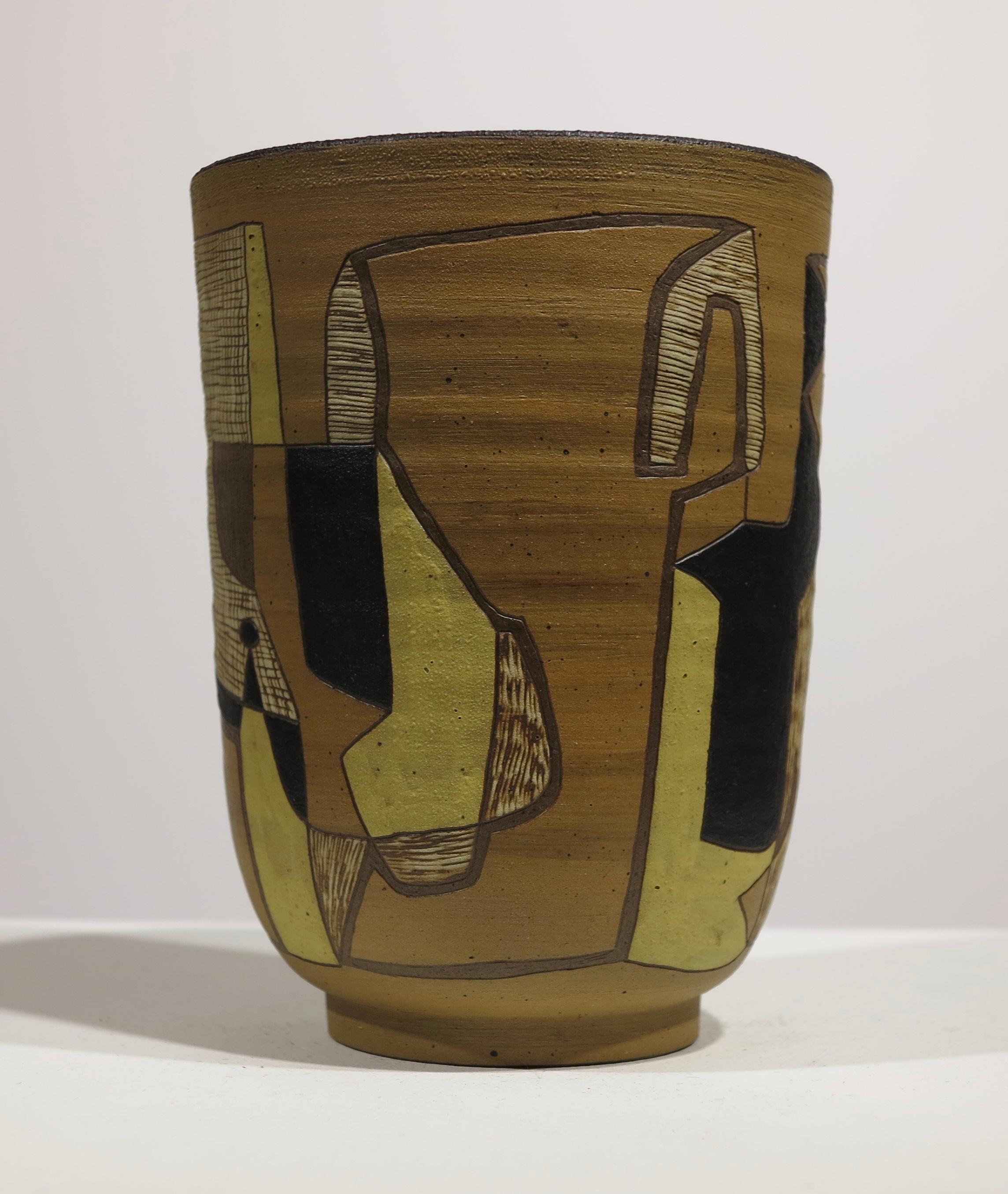 Leonard Waegell Edmondson (1916-2002). Keramik mit Sgraffito und gebrannten undurchsichtigen Polychromie. 6,5 Zoll hoch. 4,5 Zoll Umfang. Ausgezeichneter Zustand ohne Beschädigung oder Restaurierung. Signiert und datiert am