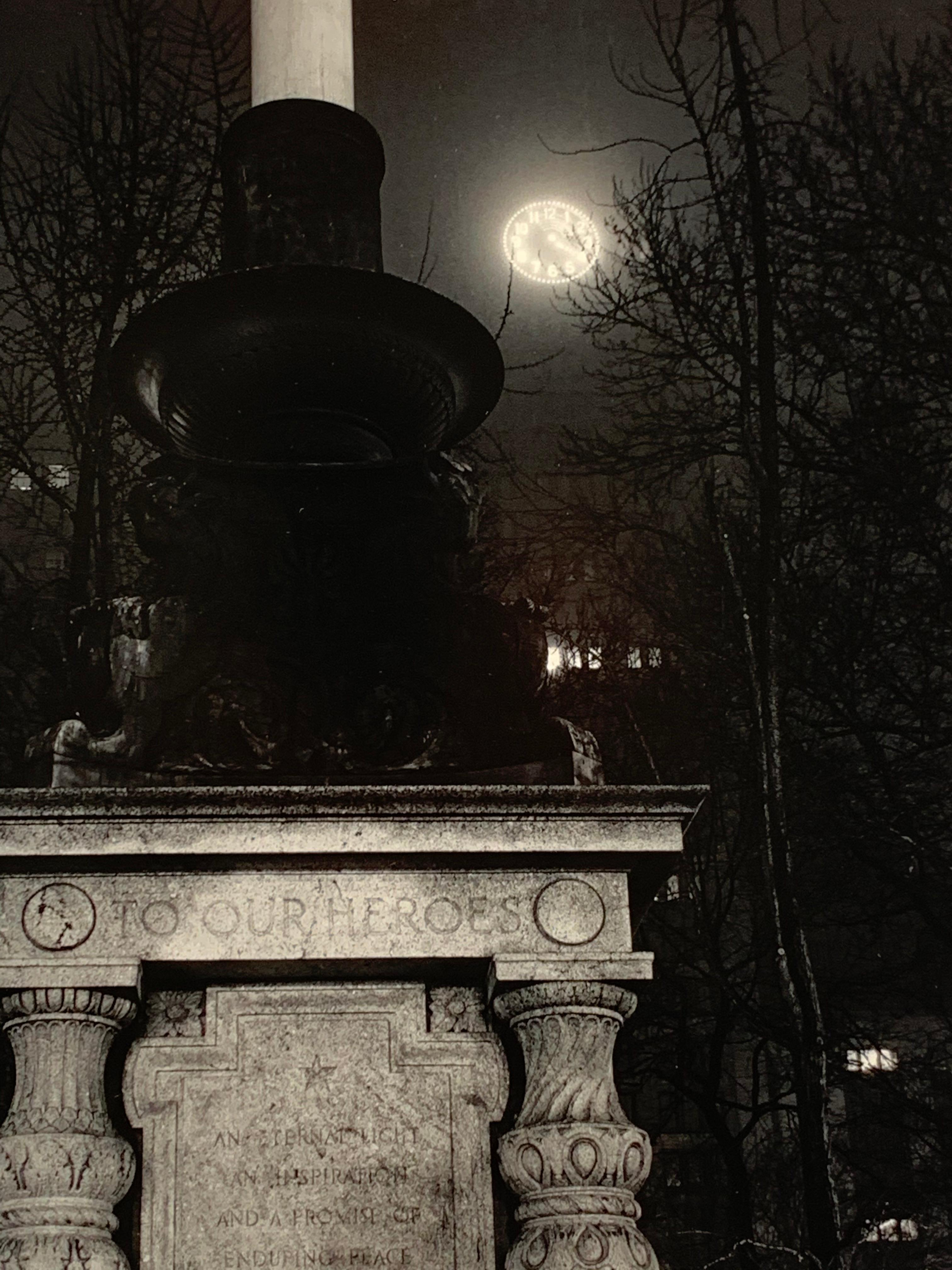 Antony Zega  (1962-2019). Monumento, circa 1985. Stampa fotografica, 10 x 10 pollici. Montato su una tavola opaca priva di acidi che misura 16 x 20 pollici. Senza segno. Timbro della proprietà sul retro. 