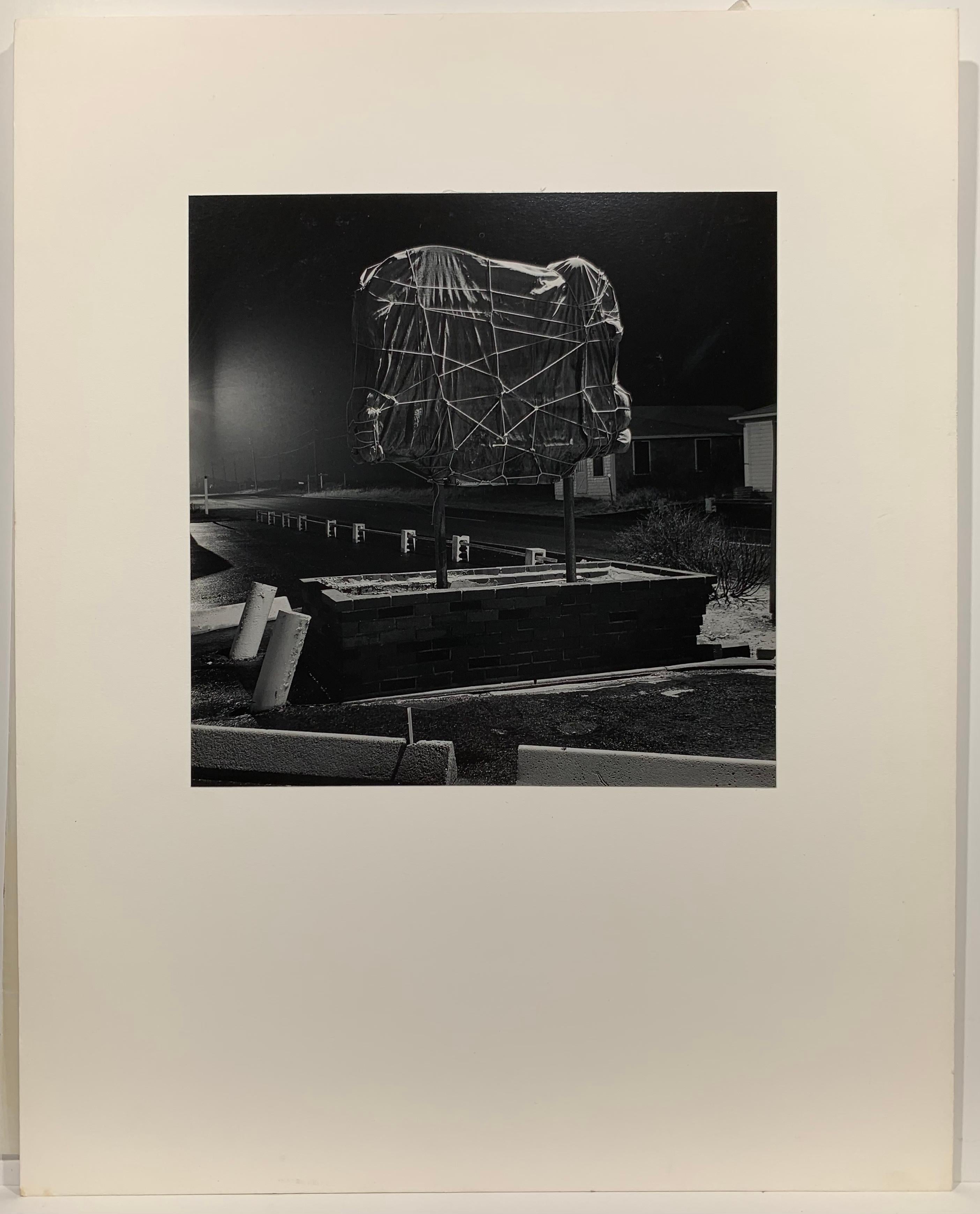 Motel (Nacht) – Photograph von Anthony Zega