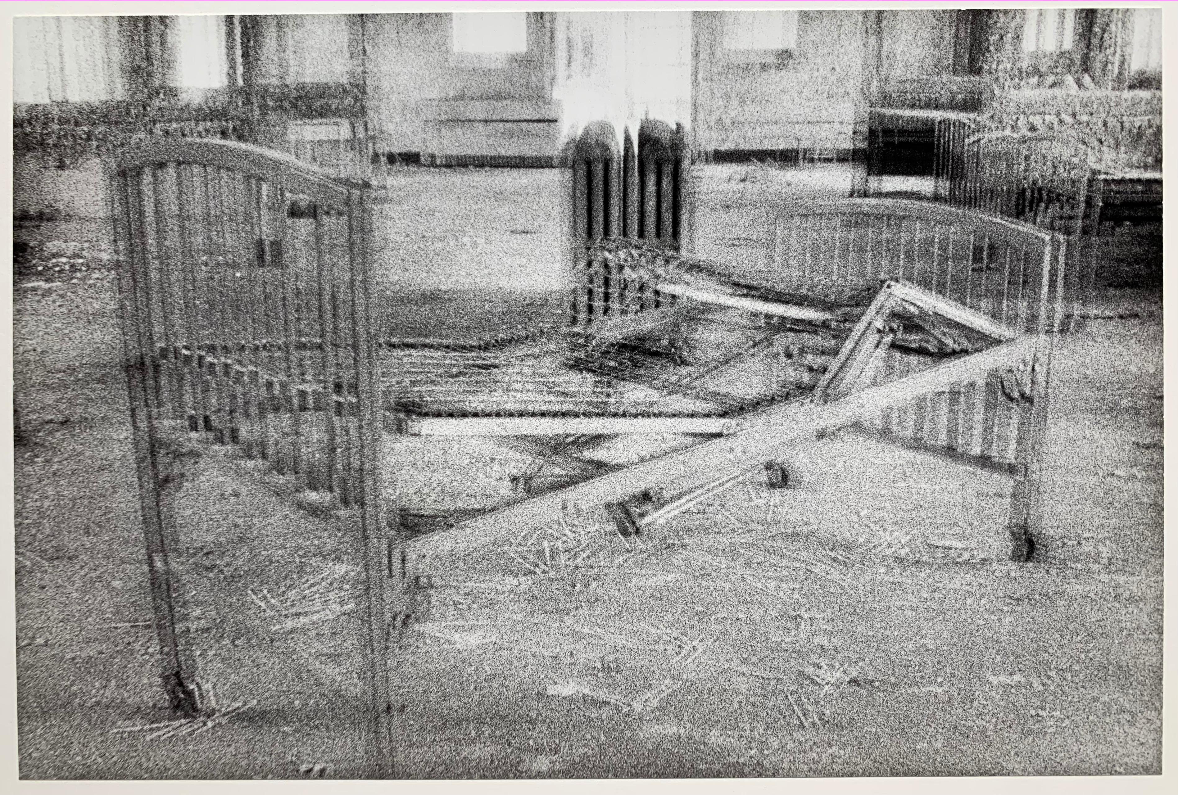 Abstract Photograph di Anthony Zega - Letto