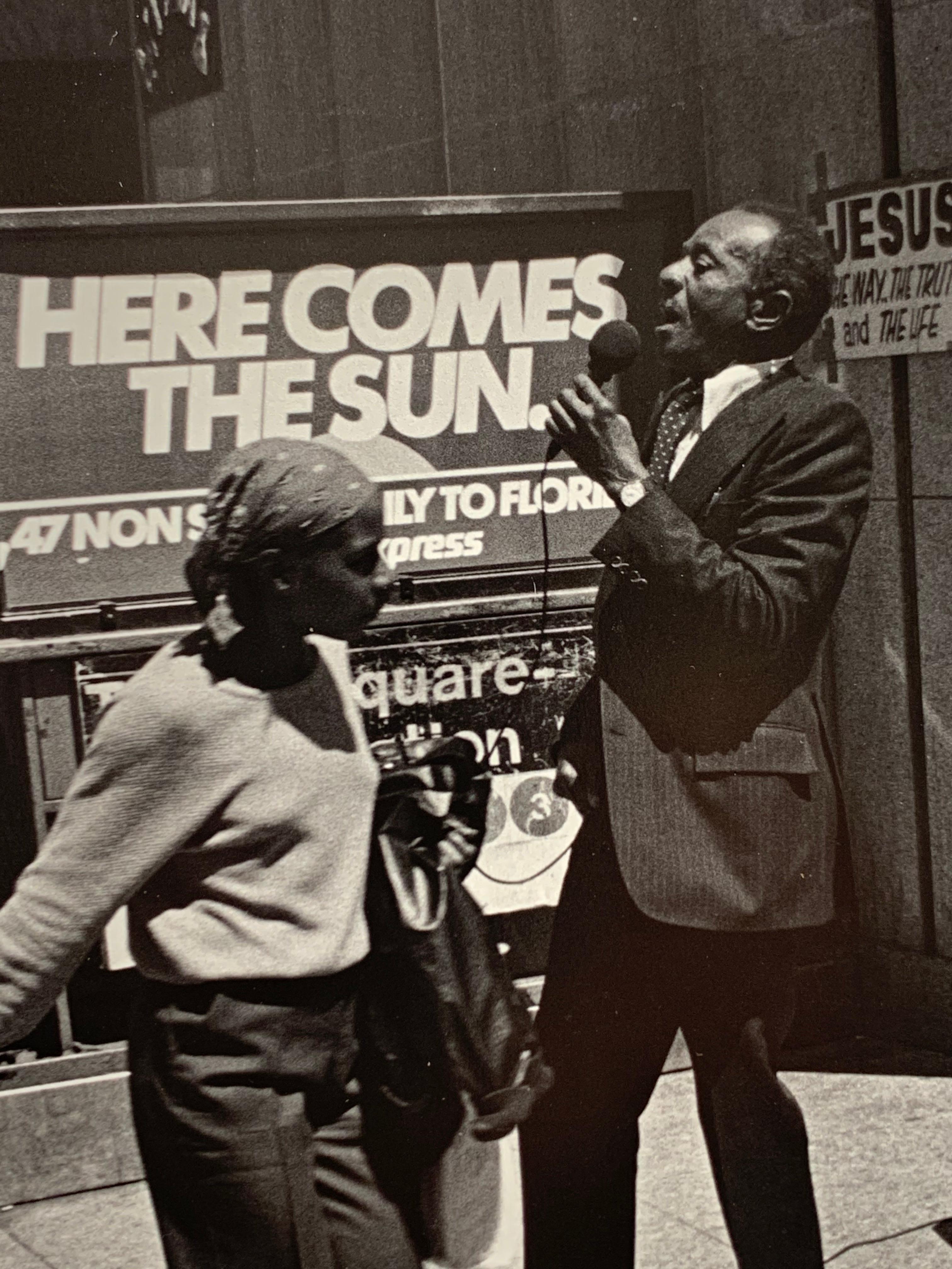 Antonius Zega  (1962-2019). Hier kommt die Sonne, ca. 1985. Fotodruck, 12 5/8 x 8,5 Zoll. Montiert auf säurefreiem Passepartoutkarton im Format 16 x 20 Zoll. Nicht signiert. Nachlassstempel auf der Rückseite. 