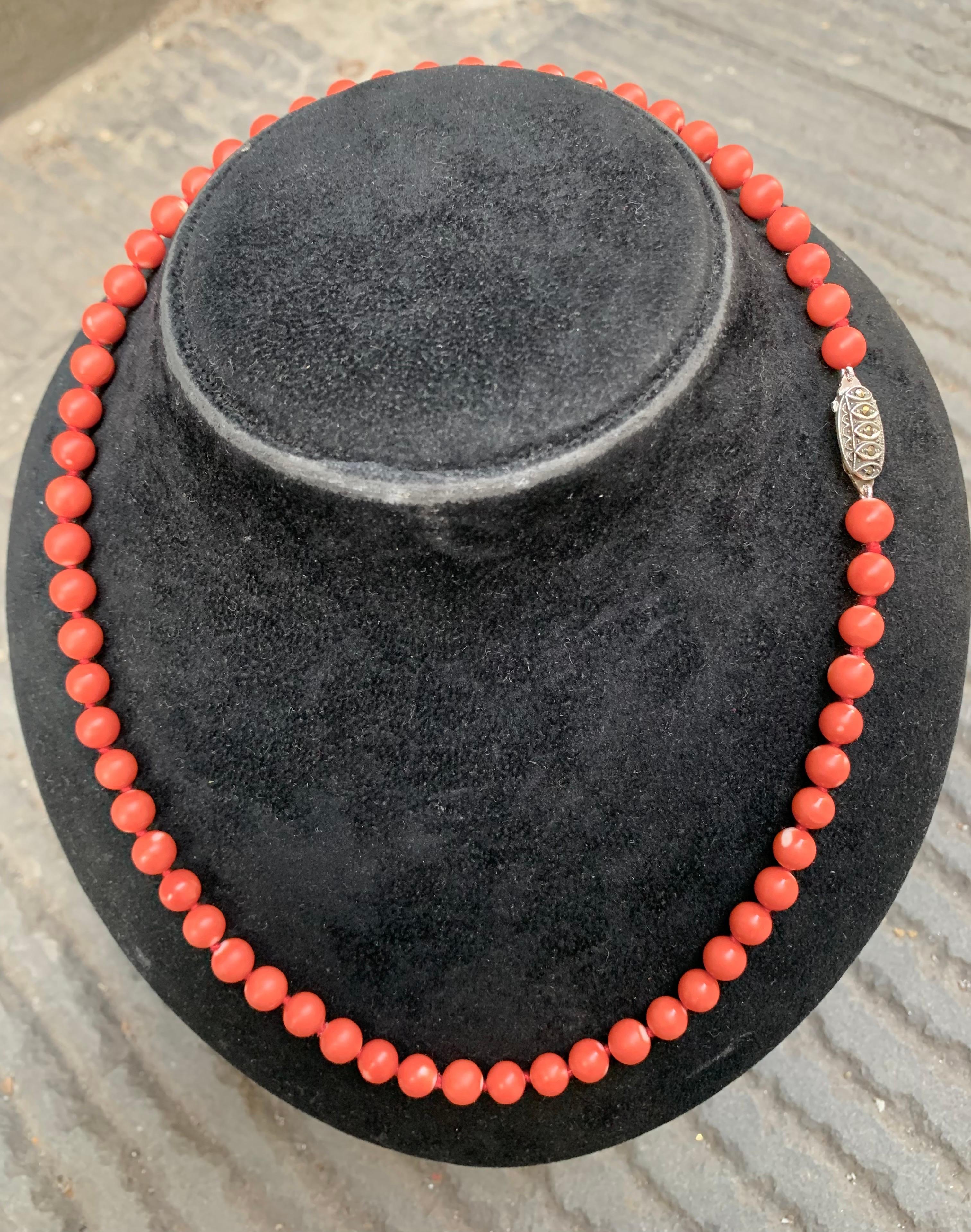 Collana di corallo naturale, metà del XX secolo, con chiusura in argento Art Deco 1