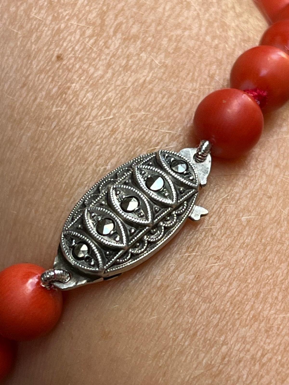 Collana di corallo naturale, metà del XX secolo, con chiusura in argento Art Deco 4