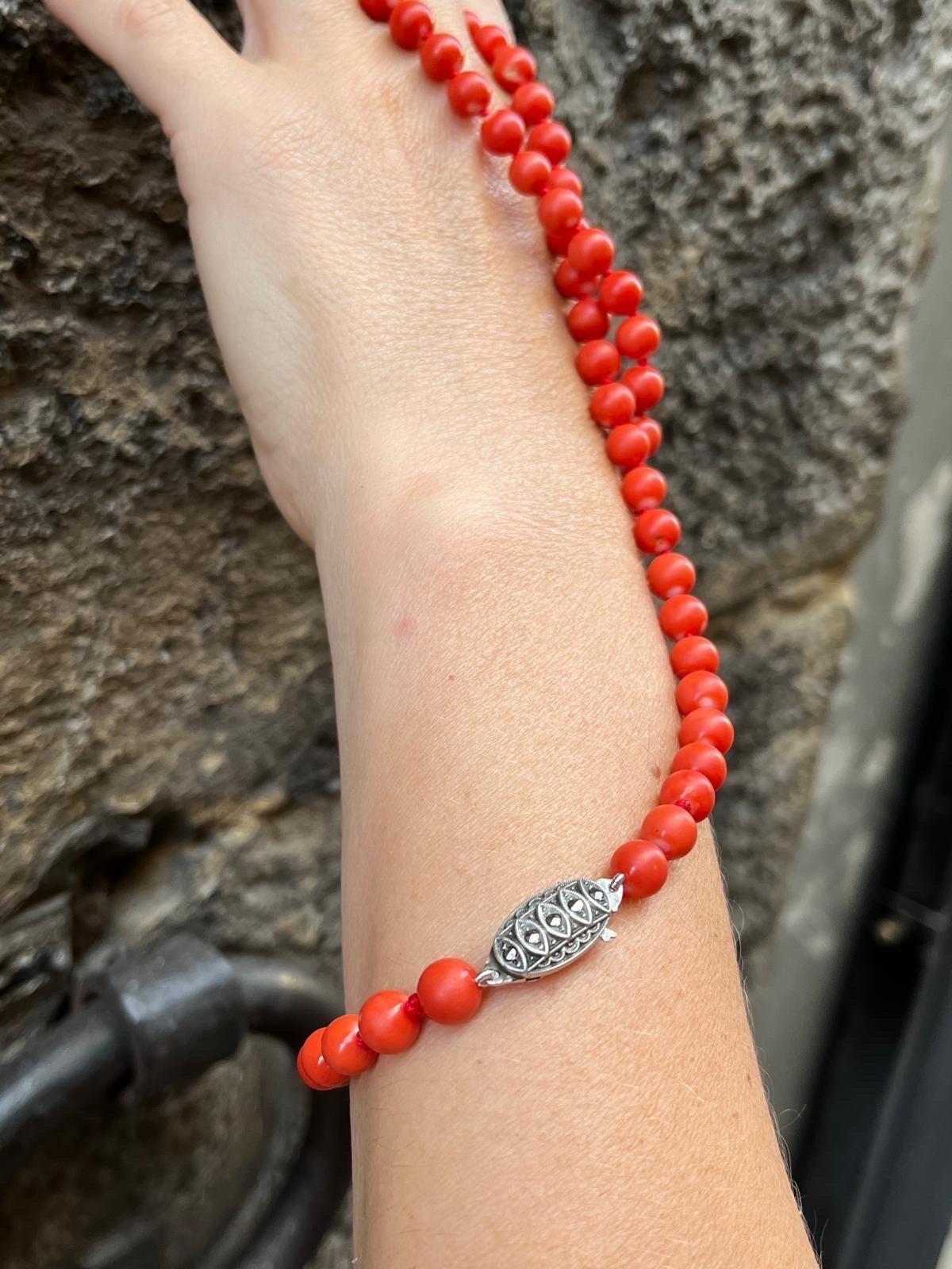 Collana di corallo naturale, metà del XX secolo, con chiusura in argento Art Deco 5