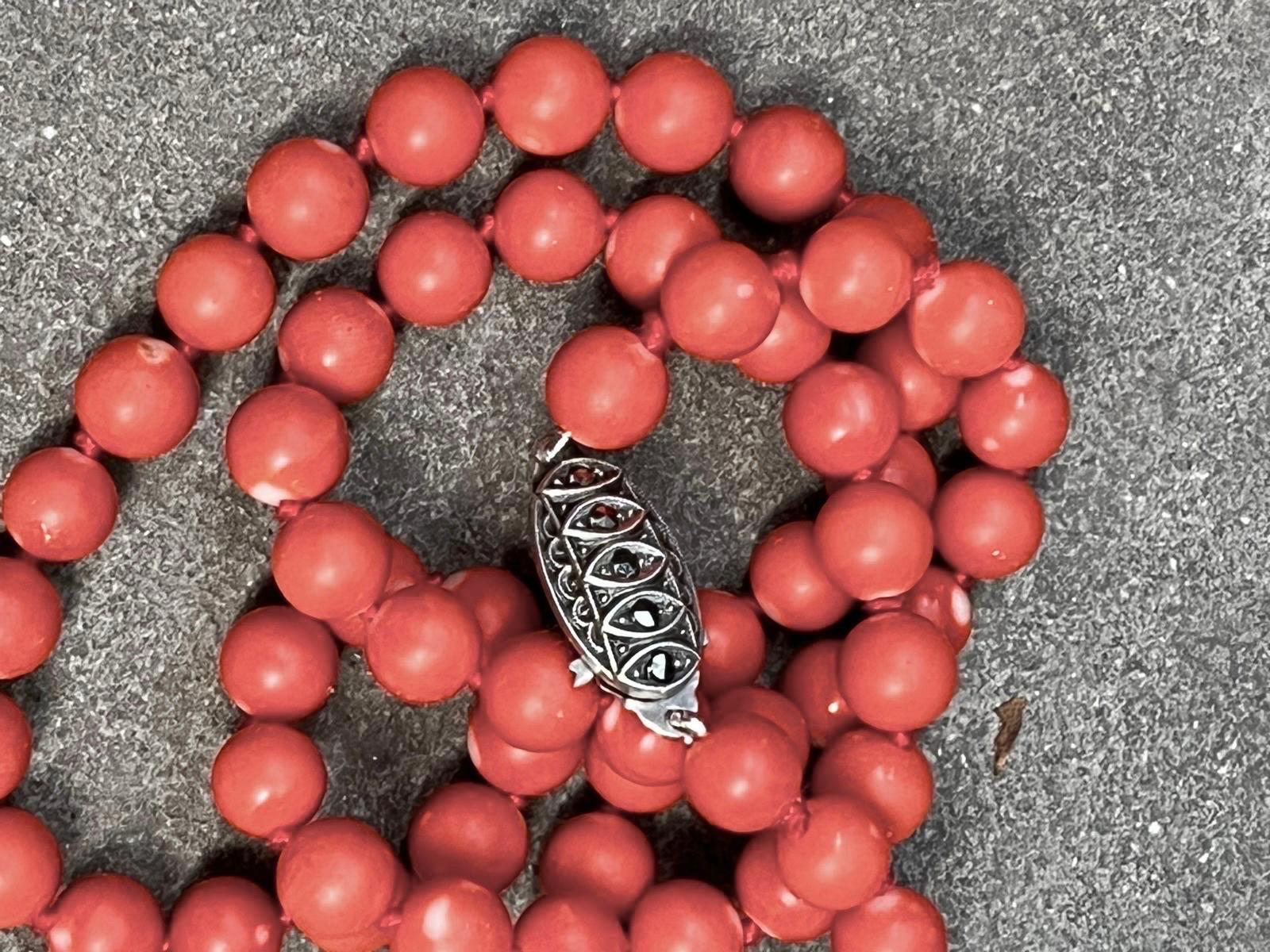 Collana di corallo naturale, metà del XX secolo, con chiusura in argento Art Deco 6