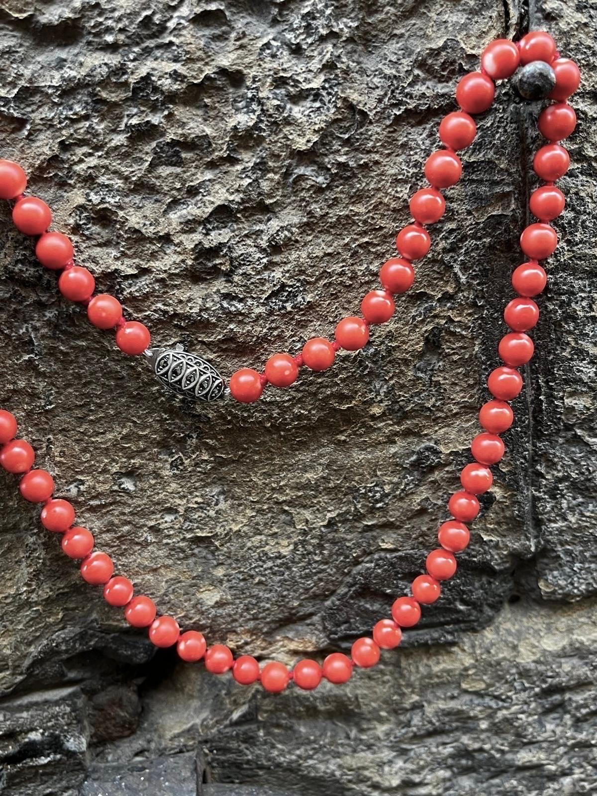 Collana di corallo naturale, metà del XX secolo, con chiusura in argento Art Deco 7