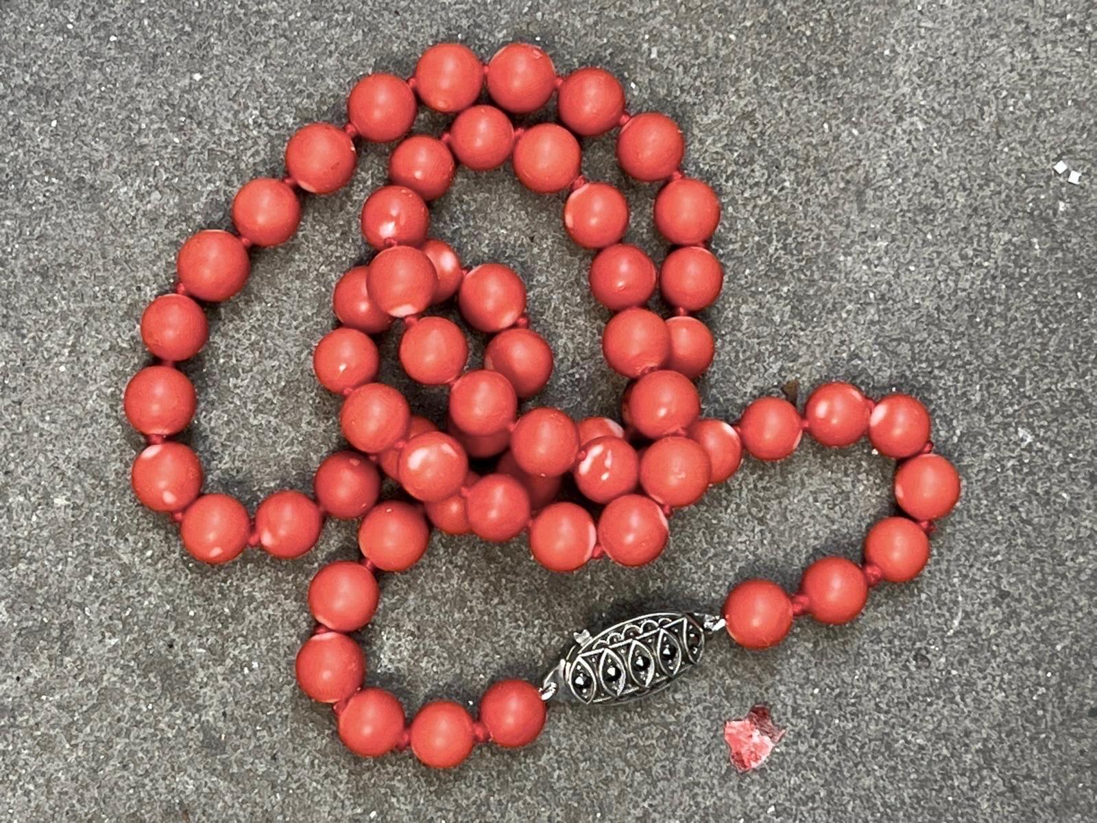 Collana di corallo naturale, metà del XX secolo, con chiusura in argento Art Deco 13
