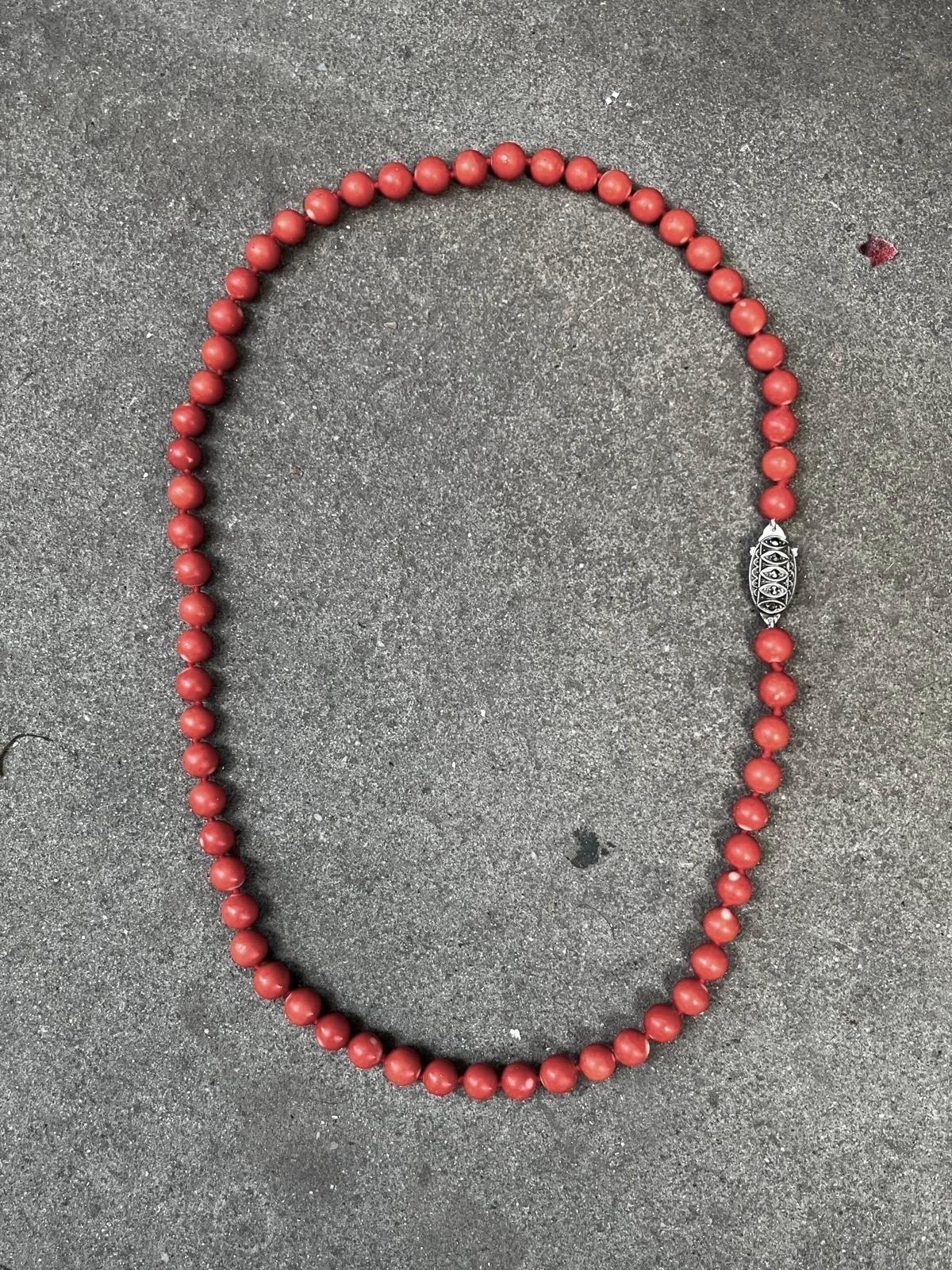 Collana di corallo naturale, metà del XX secolo, con chiusura in argento Art Deco 14
