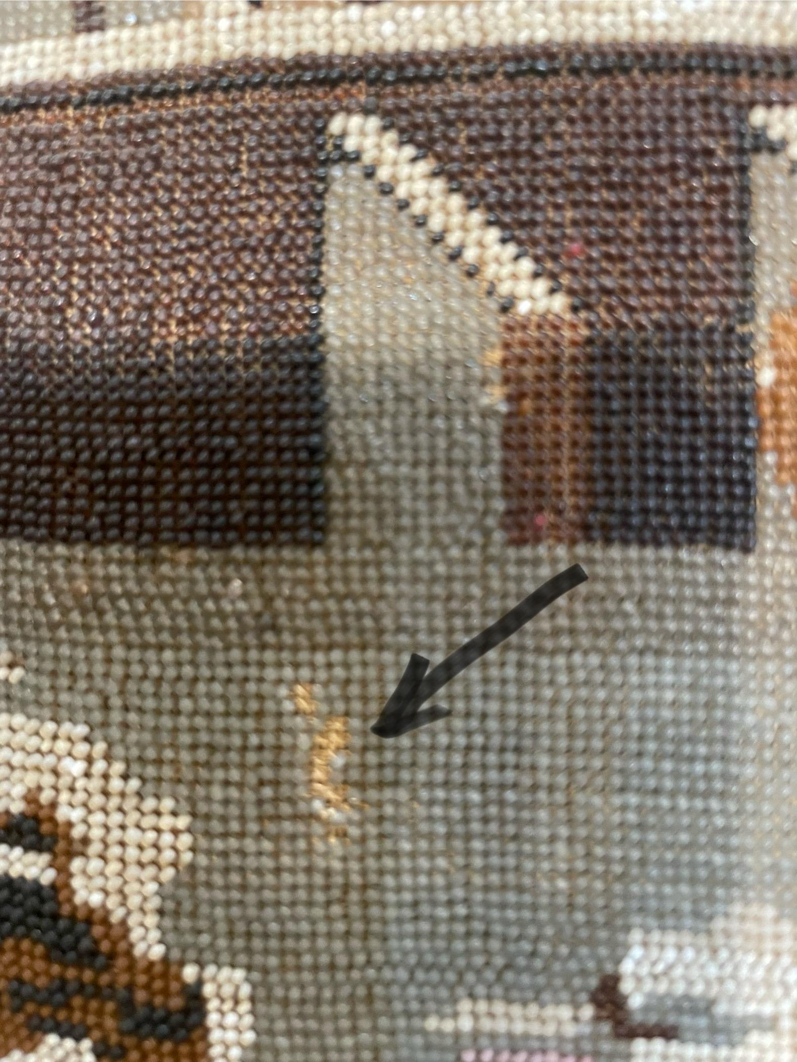 Saint Bernard récupérant un enfant dans la neige Travail de perles. Broderie. XIXe siècle en vente 3