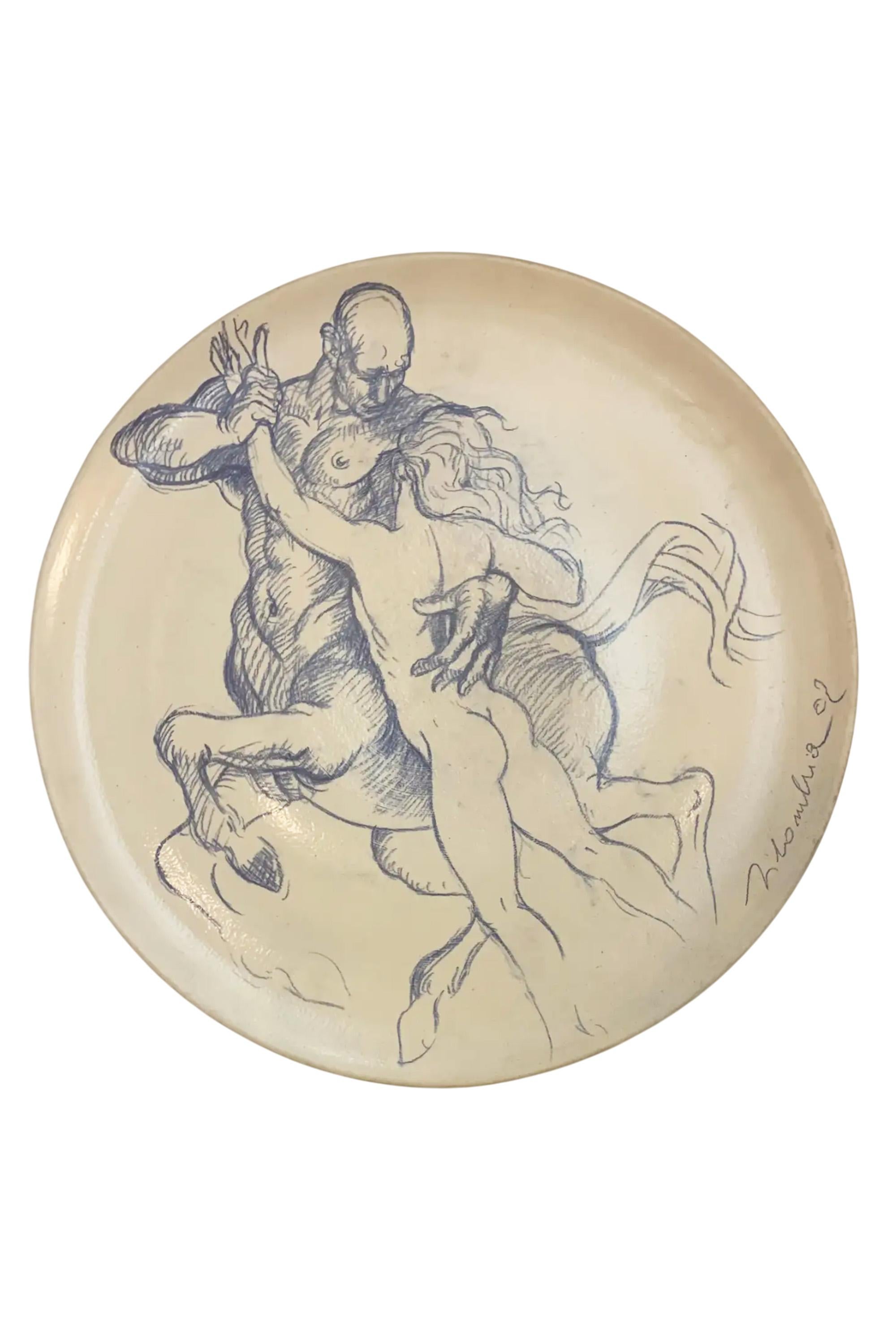 Danza con il Centauro o Achille e il Centauro Chirone.
Firmato a mano Silombria 2002
Creato nel 2002. Pezzo unico.
Ceramica, Realizzato ad Albissola ( Savona), Atelier A.
Caricabatterie unico dipinto a mano di grandi dimensioni, 50 cm (circa 20