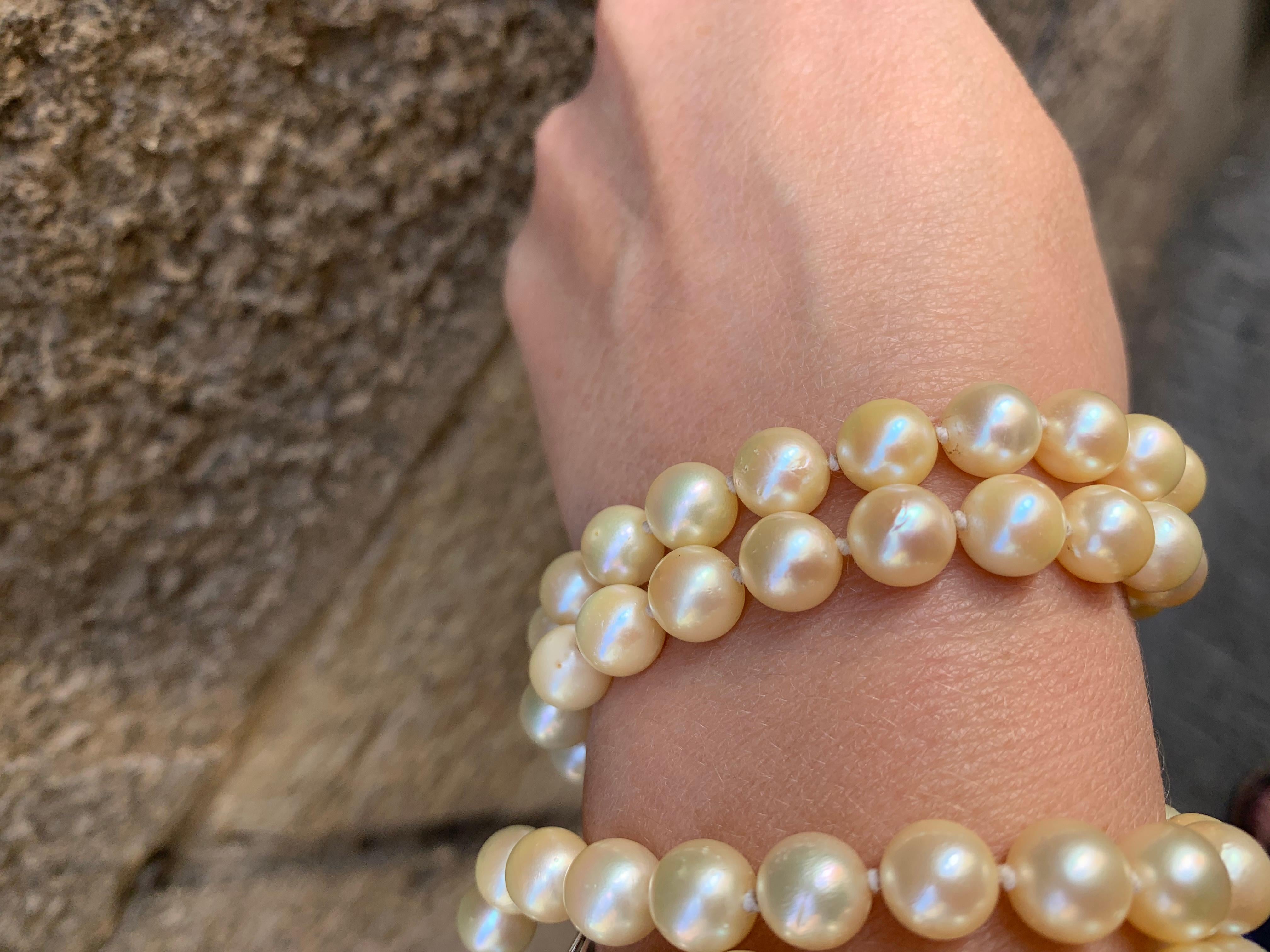 Collana di Perle di mare coltivate.  
Anni 1960.
Chiusura in oro bianco 18 carati e smeraldini. 
La chiusura in oro bianco e creata artigianalmente a mano in oro bianco e smeraldi, ha la forma di un fiore.
Sul retro la chiusura è lavorata  a