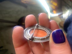 Coral Brooche. Camafeo italiano de principios del siglo XX con perfil de mujer.