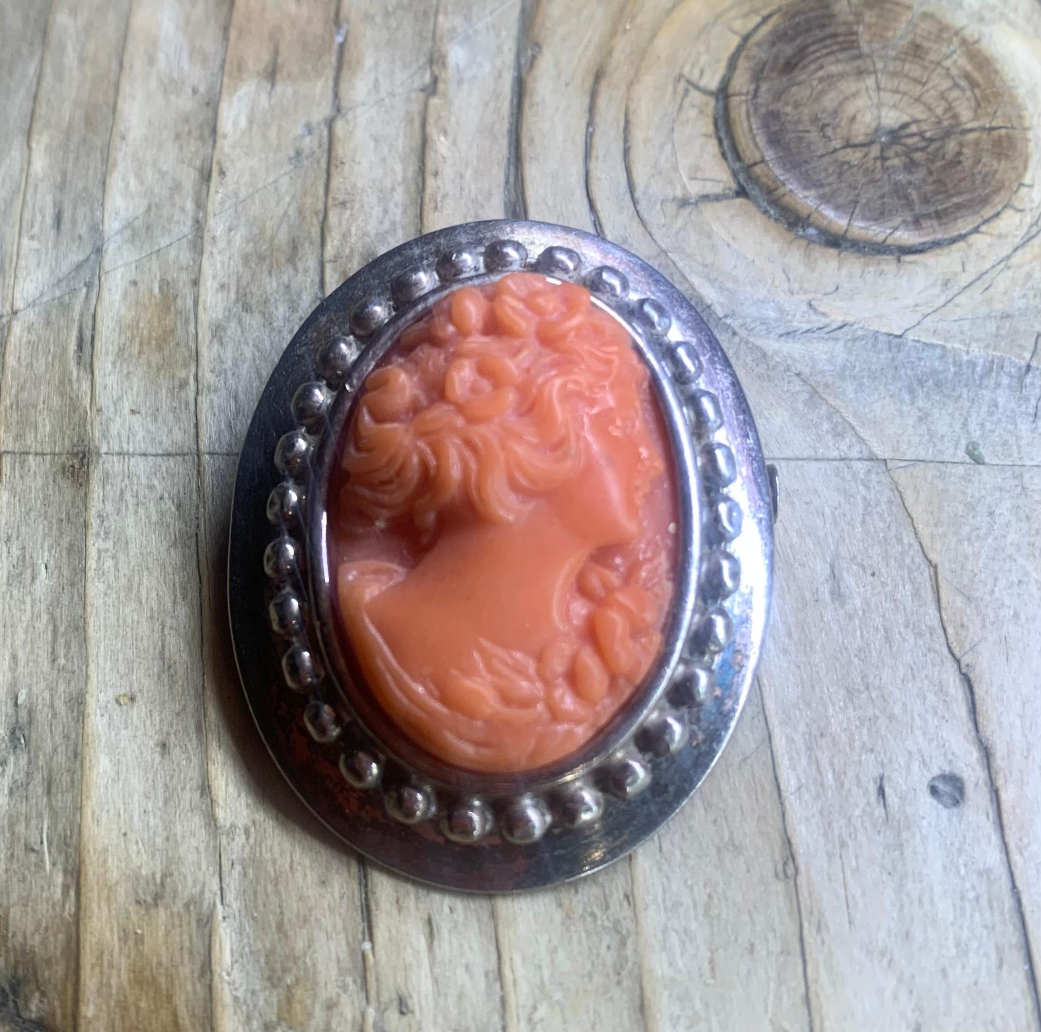 FREE SHIPPING WORLDWIDE

Early 20th century Italian cameo with woman profile. 

Hand carved cameo.

Dimensions: H 3.5cm x W 3cm 

Italian manufactory of early 20th century. Probably Torre del Greco, Neaples area.

Silver mounting with perfectly