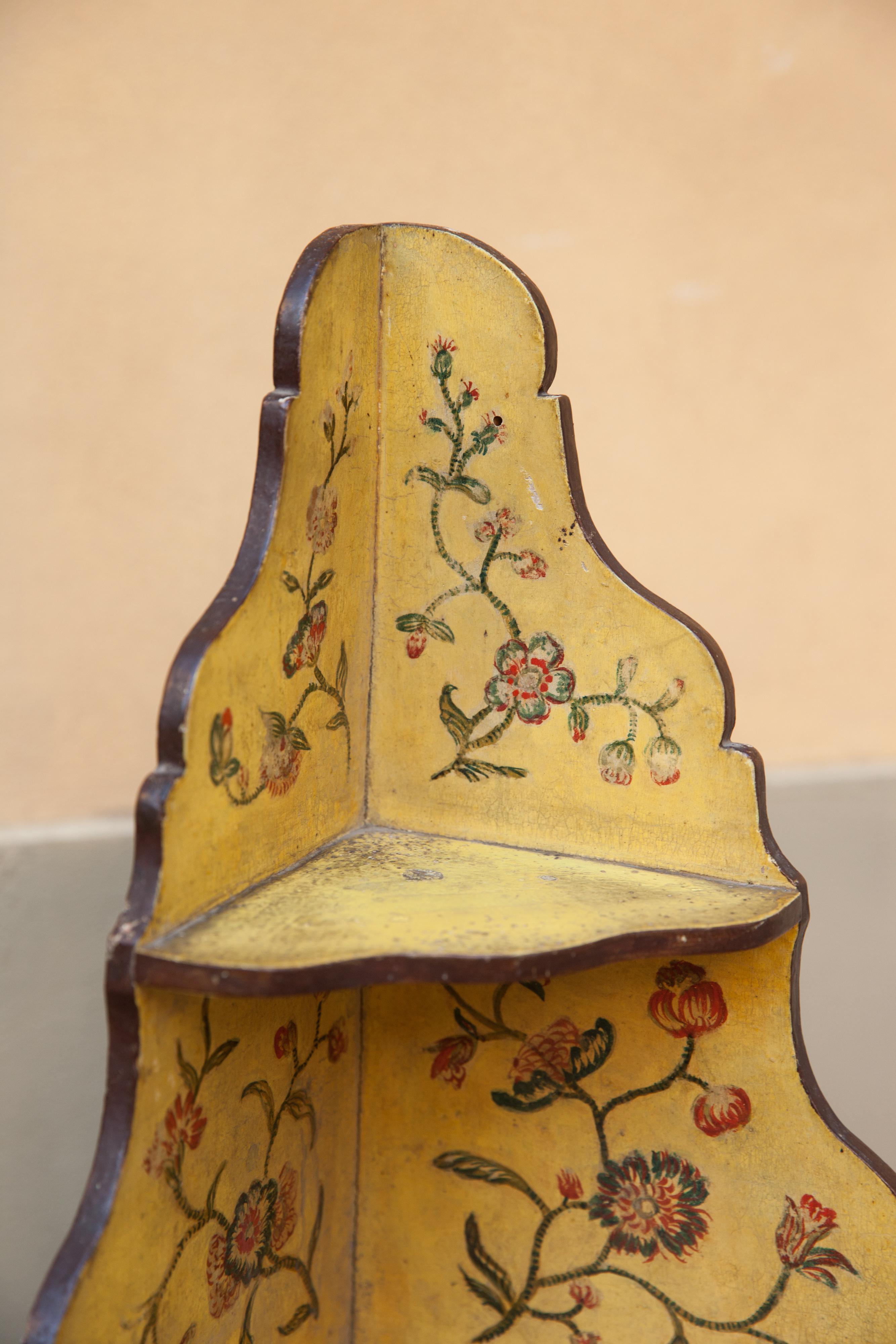 Mid 18th century Rococo Chinoiserie Corner capboard with Exotic Flowers and bir For Sale 1