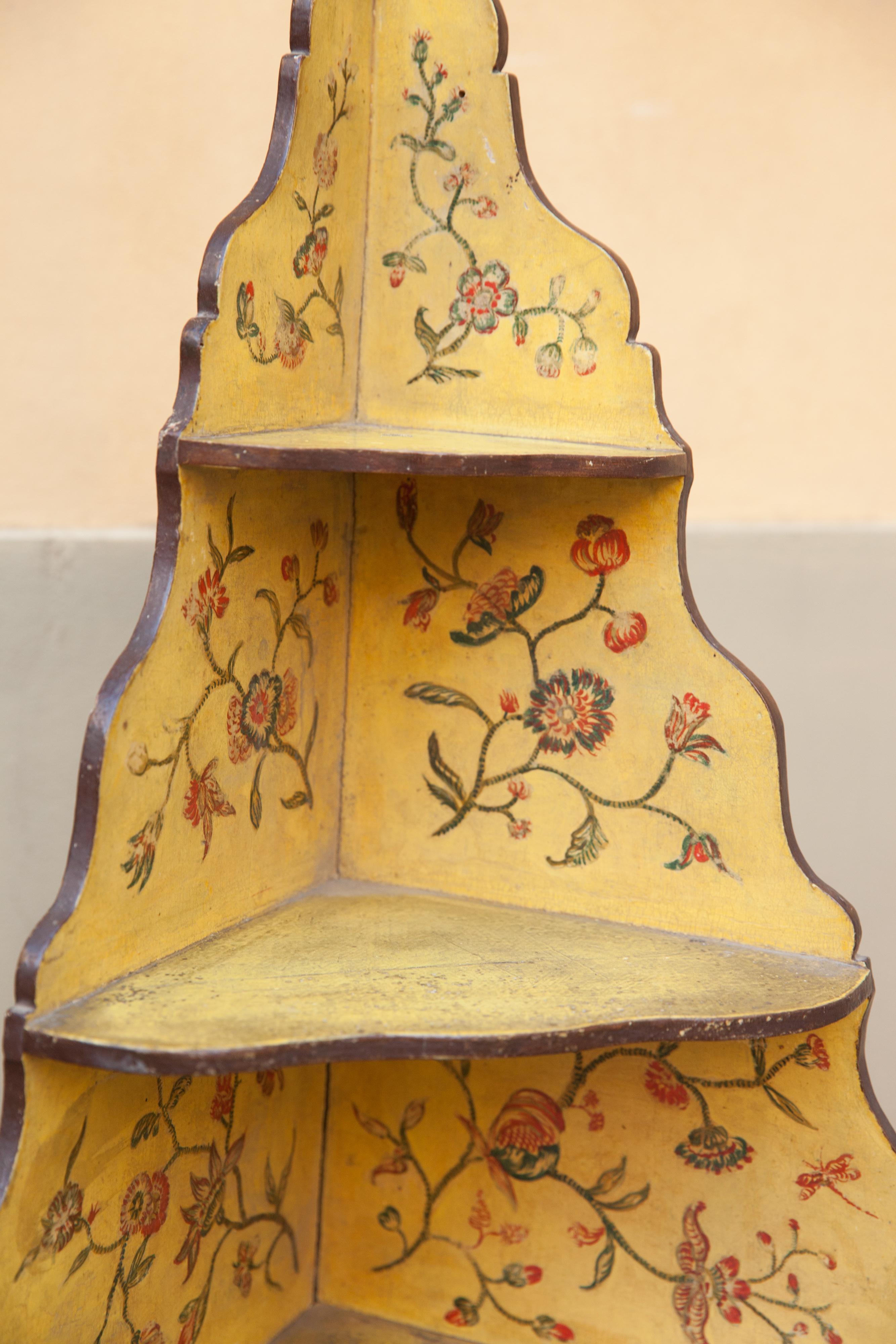 Mid 18th century Rococo Chinoiserie Corner capboard with Exotic Flowers and bir For Sale 2