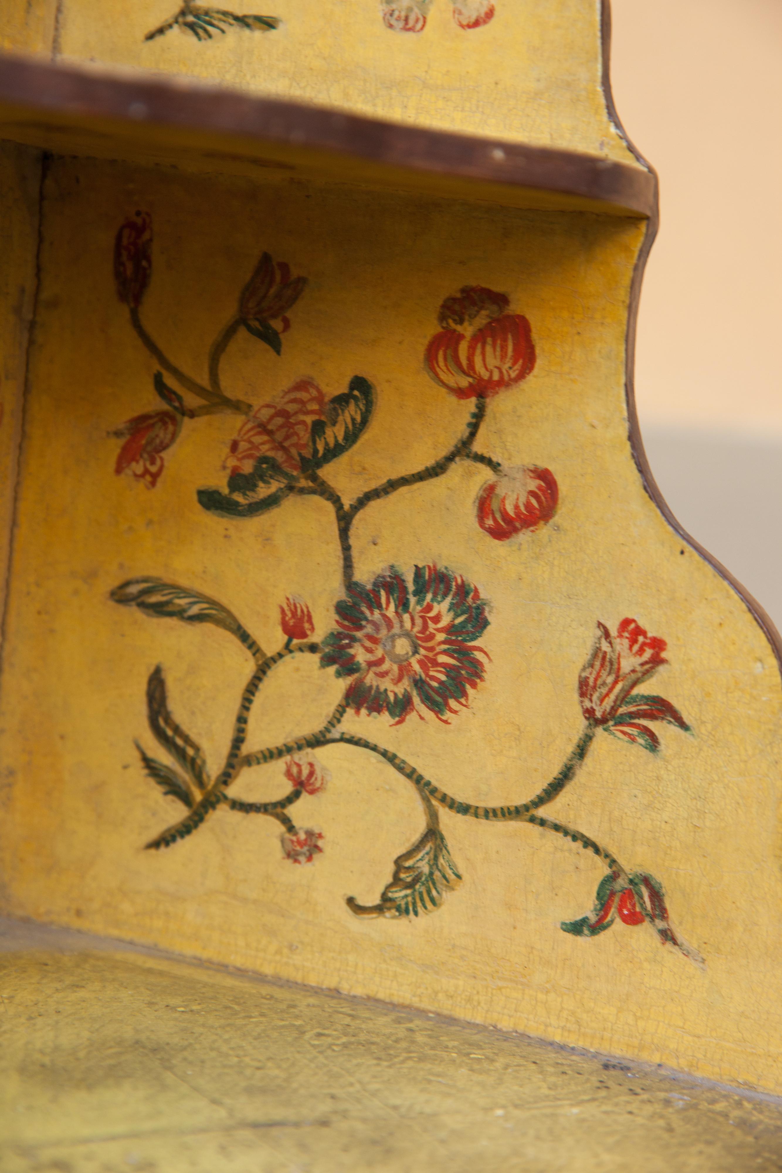 Mitte 18. Jahrhundert Rokoko Chinoiserie Ecke capboard mit exotischen Blumen und bir im Angebot 3