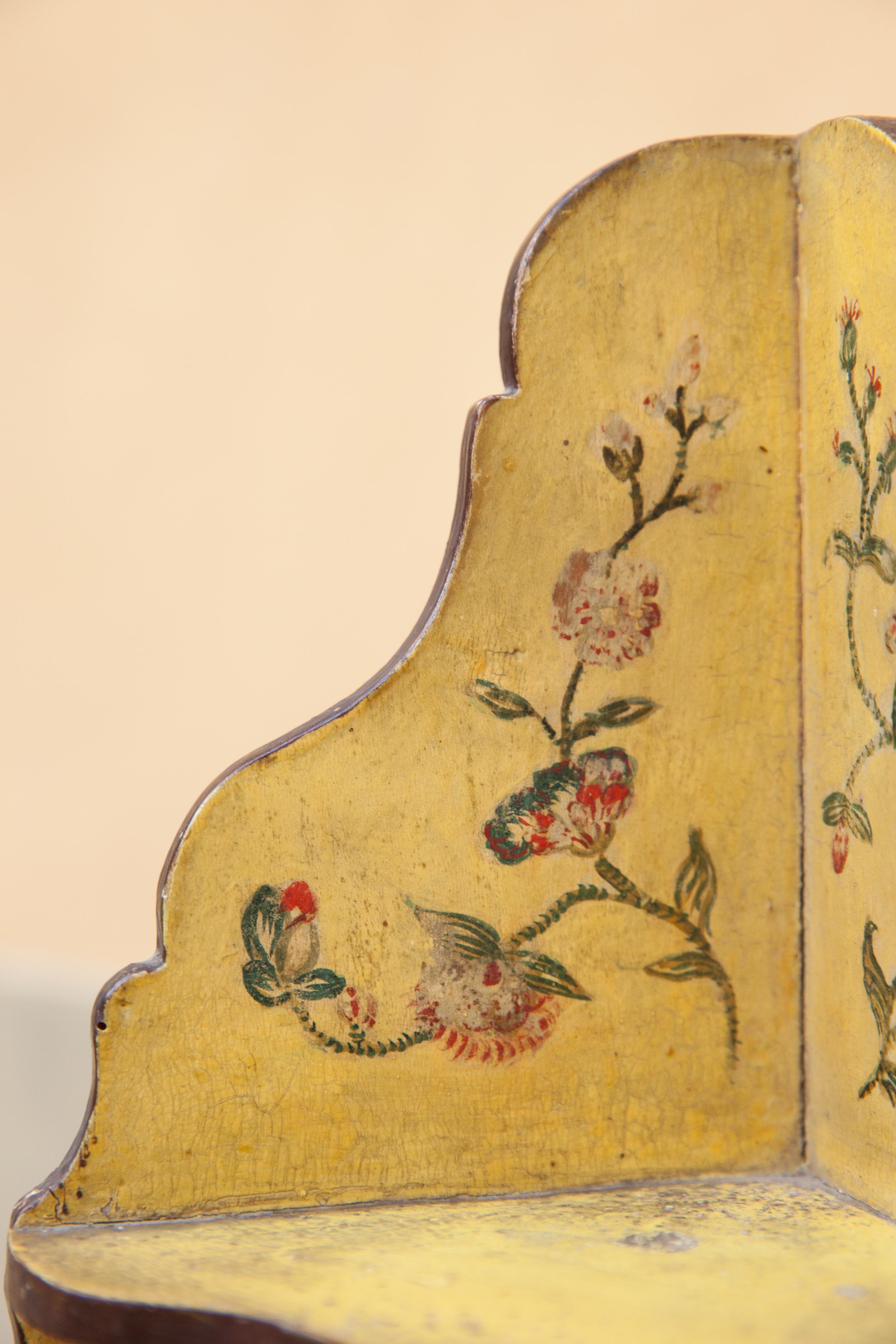 Mid 18th century Rococo Chinoiserie Corner capboard with Exotic Flowers and bir For Sale 5