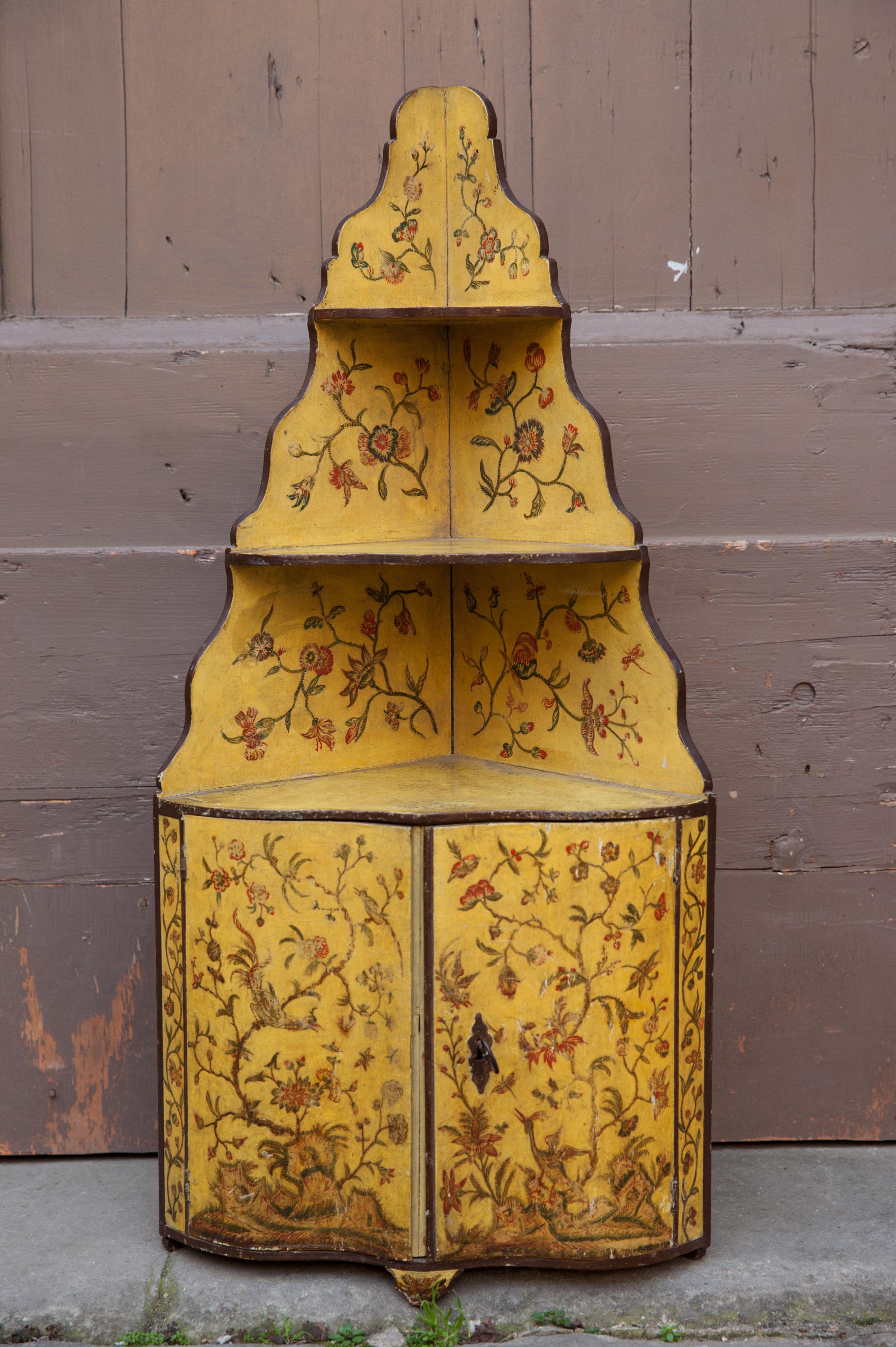 Mid 18th century Rococo Chinoiserie Corner capboard with Exotic Flowers and bir For Sale 7