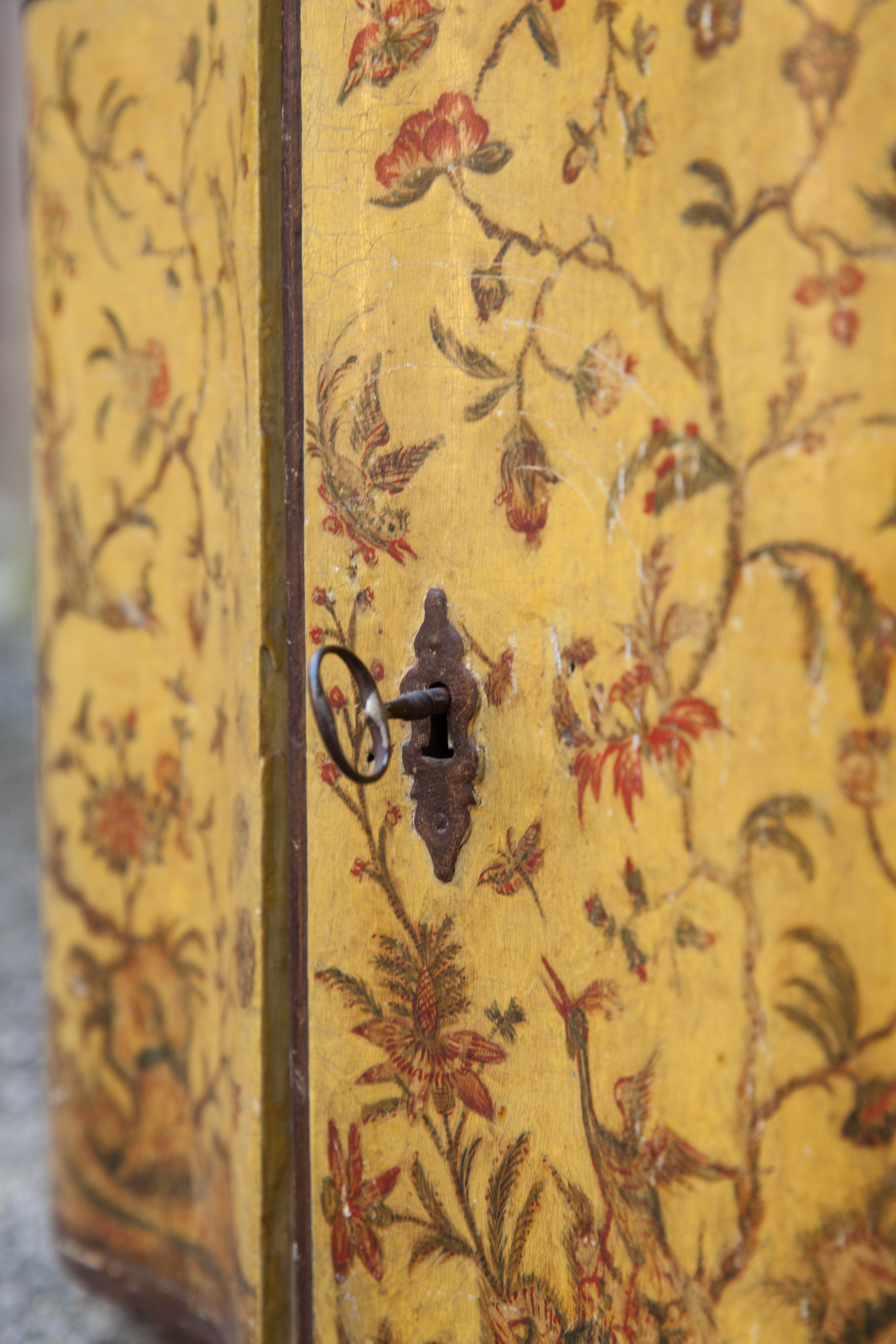 Mid 18th century Rococo Chinoiserie Corner capboard with Exotic Flowers and bir For Sale 6