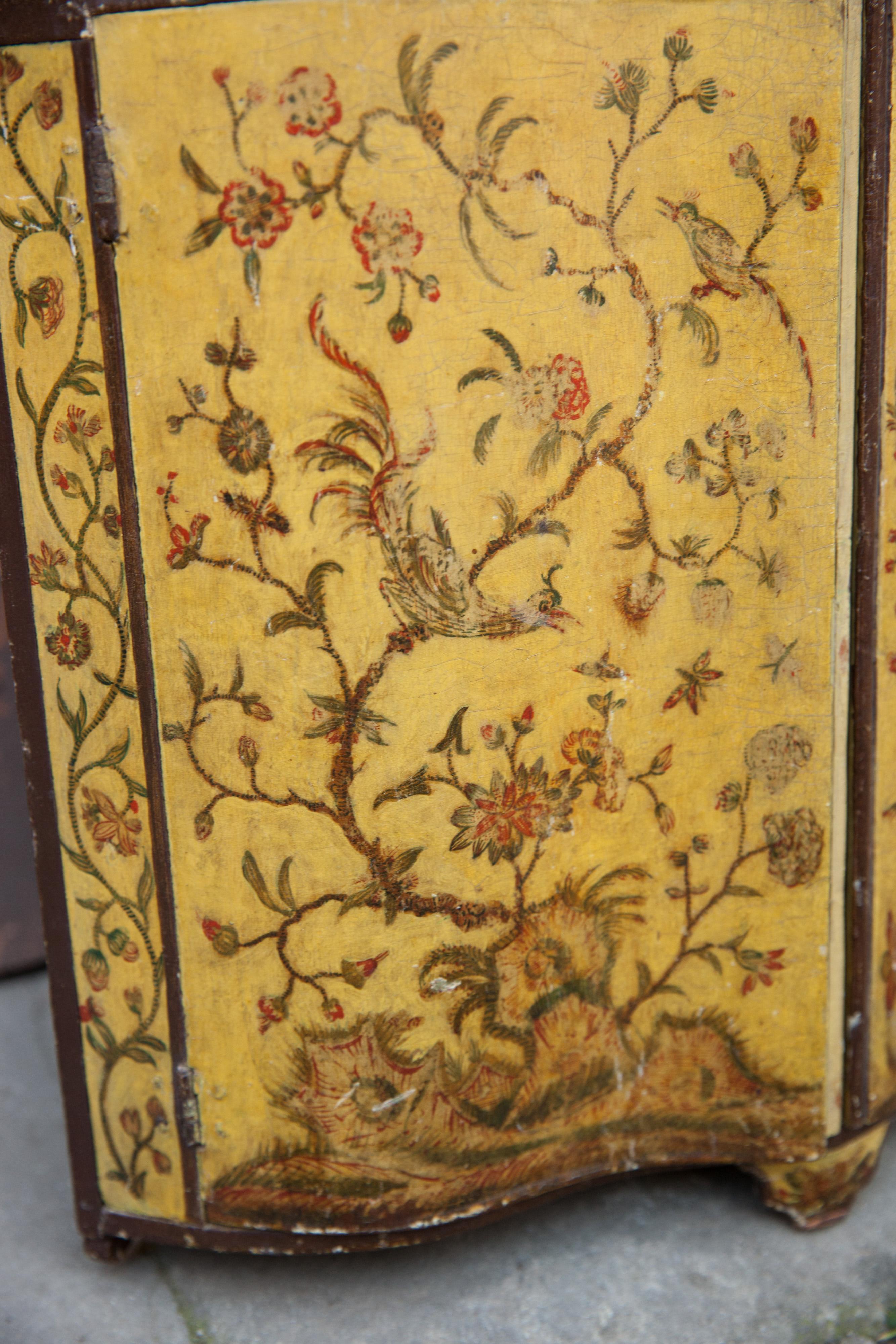 Mitte 18. Jahrhundert Rokoko Chinoiserie Ecke capboard mit exotischen Blumen und bir im Angebot 13