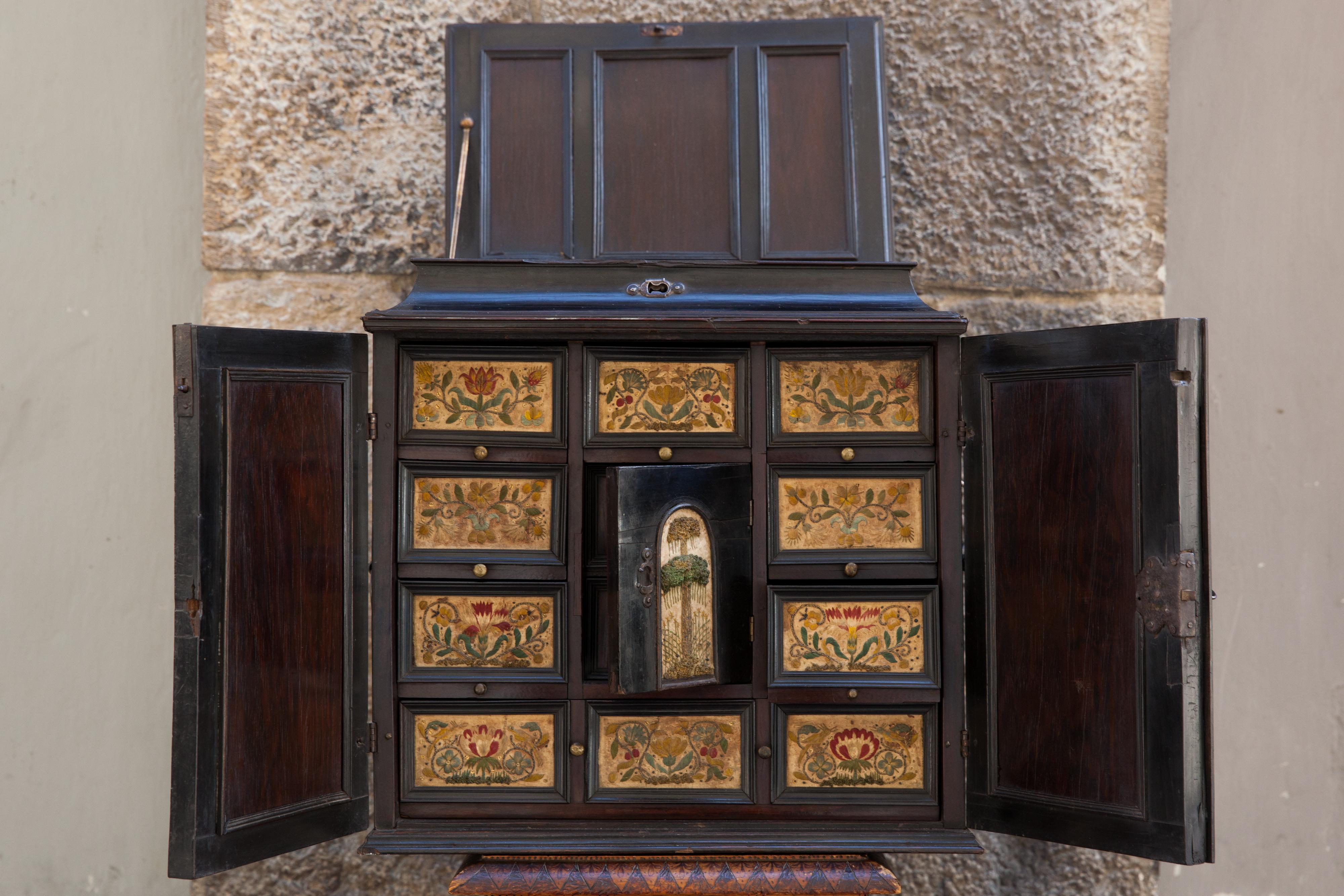 Très rare cabinet de Collector, Anvers, 17e siècle. Panneaux brodés