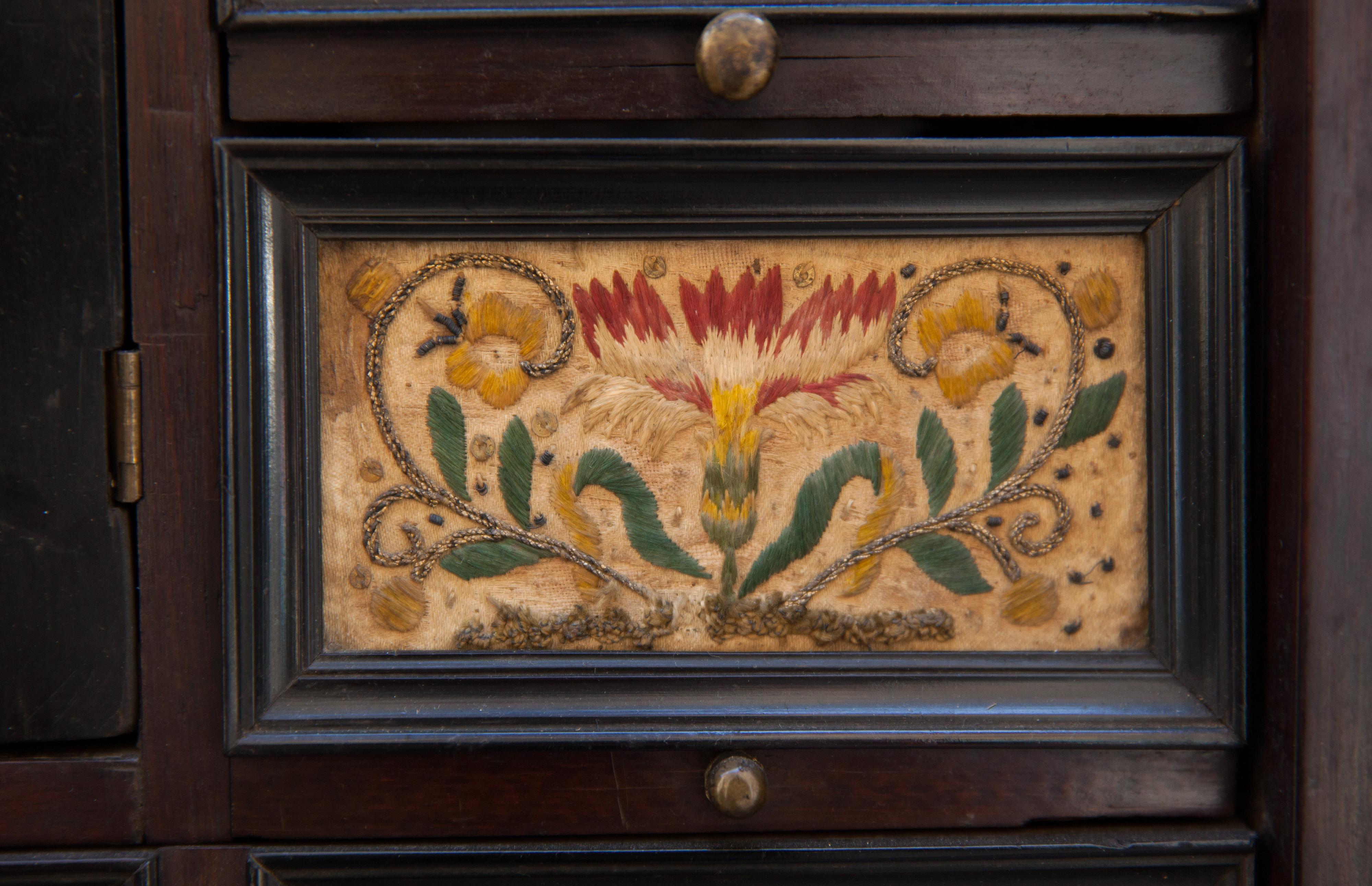 Very rare Collector's Cabinet, Antwerp, 17th century. Embroidered panels For Sale 4