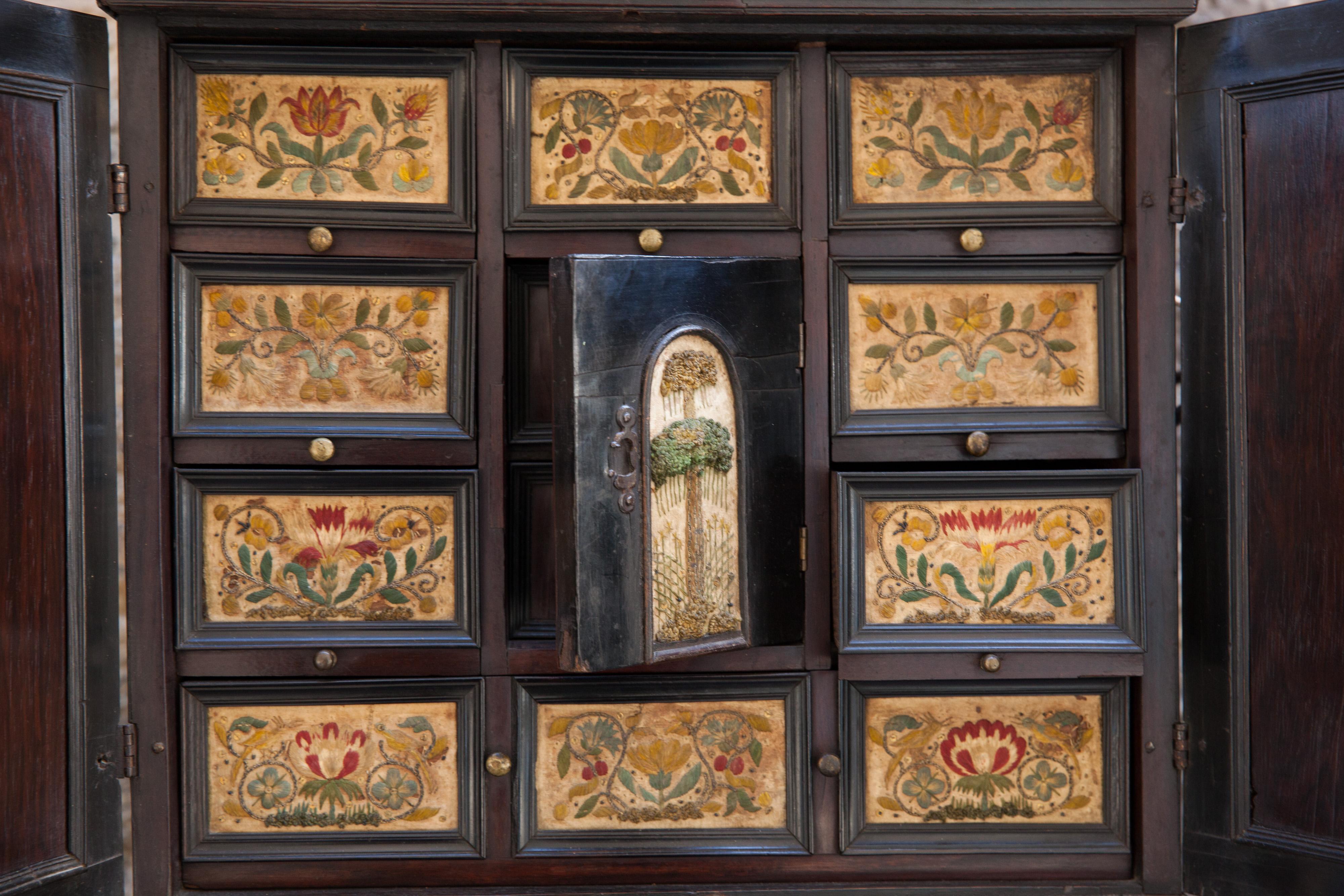 Very rare Collector's Cabinet, Antwerp, 17th century. Embroidered panels For Sale 7