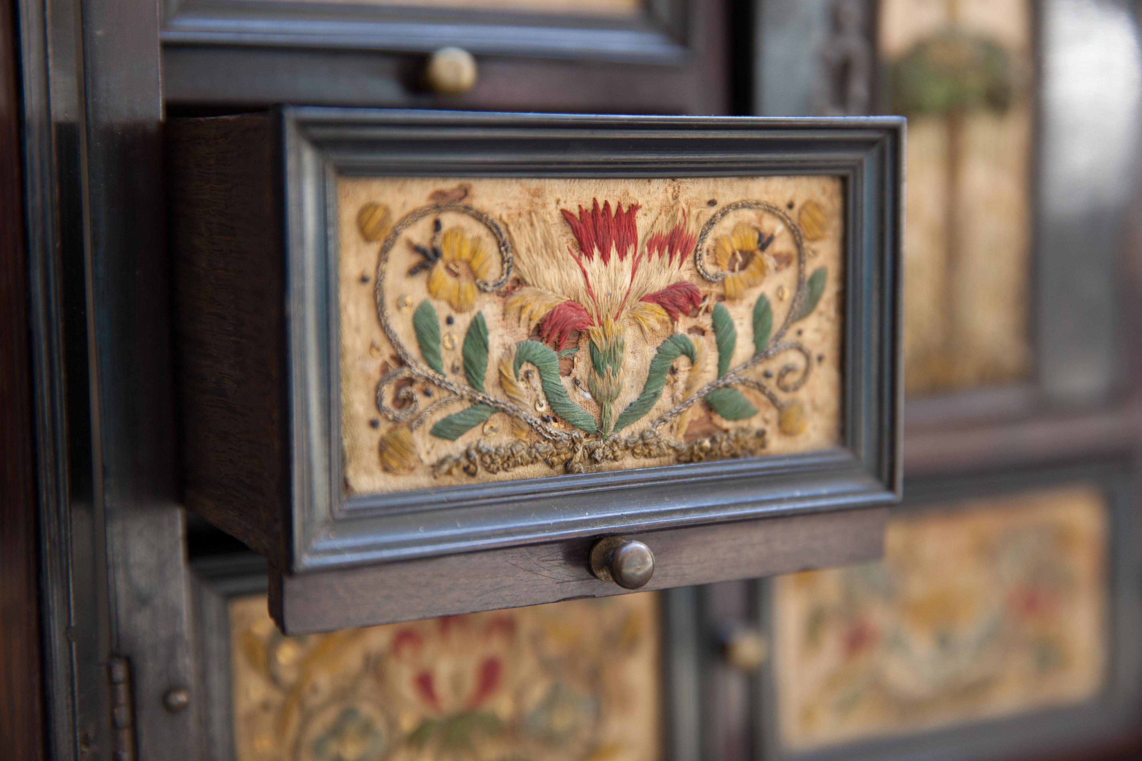 Very rare Collector's Cabinet, Antwerp, 17th century. Embroidered panels For Sale 12