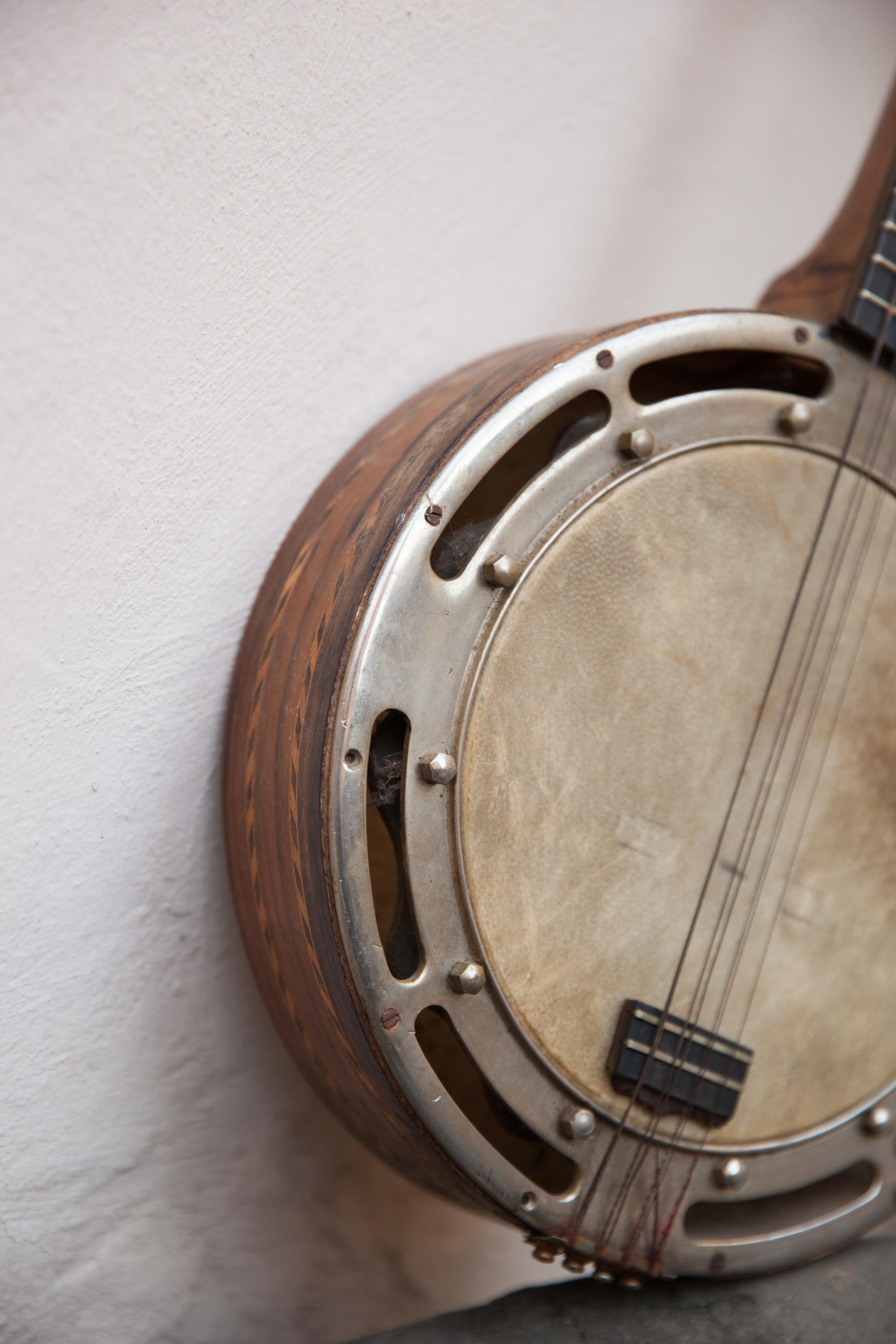 Ein Banjo. Art Deco Era Musikinstrument mit Holzintarsien. Achille Jacomoni. im Angebot 3