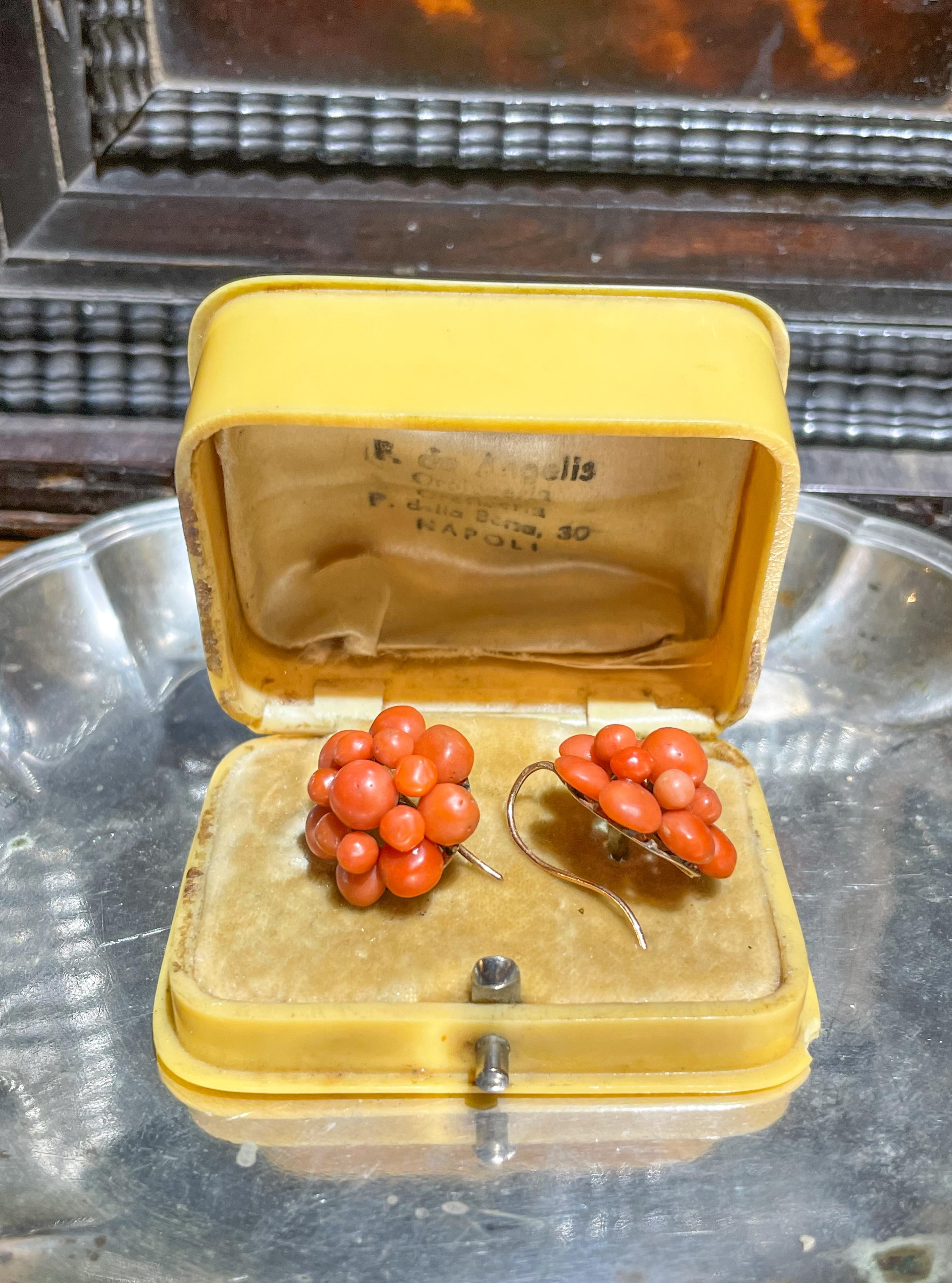 19th century Italian Coral earrings.u2028
Gold with French hallmarks (head of eagle=750 gold).u2028
Nineteenth century.
Height 2.1cmu2028
Length 2.1cm
Earrings in good condition.u2028

They have been checked and consolidated by our trusted