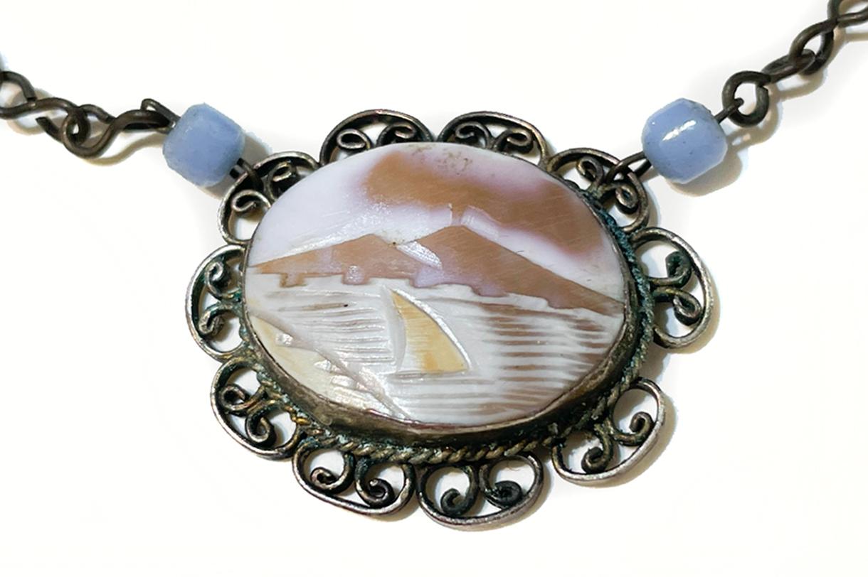 Necklace with cameo depicting Vesuvius.
Antique cameo, hand carved at the end of the 19th century.
Central cameo with filigree cast, size h cm 2.5, L 3cm.

Hand-engraved cameo on shell. Italian workmanship, typical of Naples and the areas around